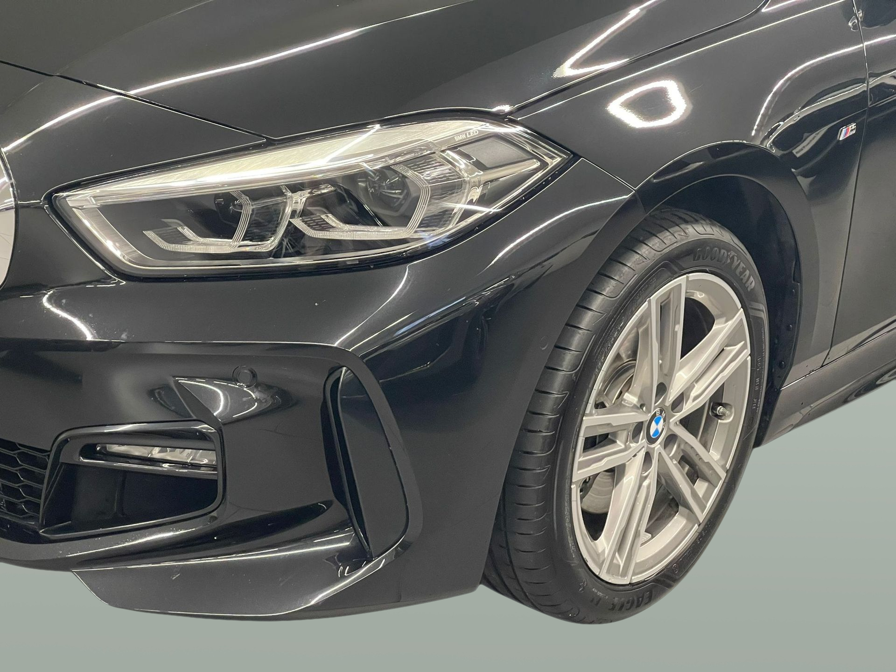 BMW Série 1 116d color Negro. Año 2024. 85KW(116CV). Diesel. En concesionario Santogal Carnaxide de Oeiras