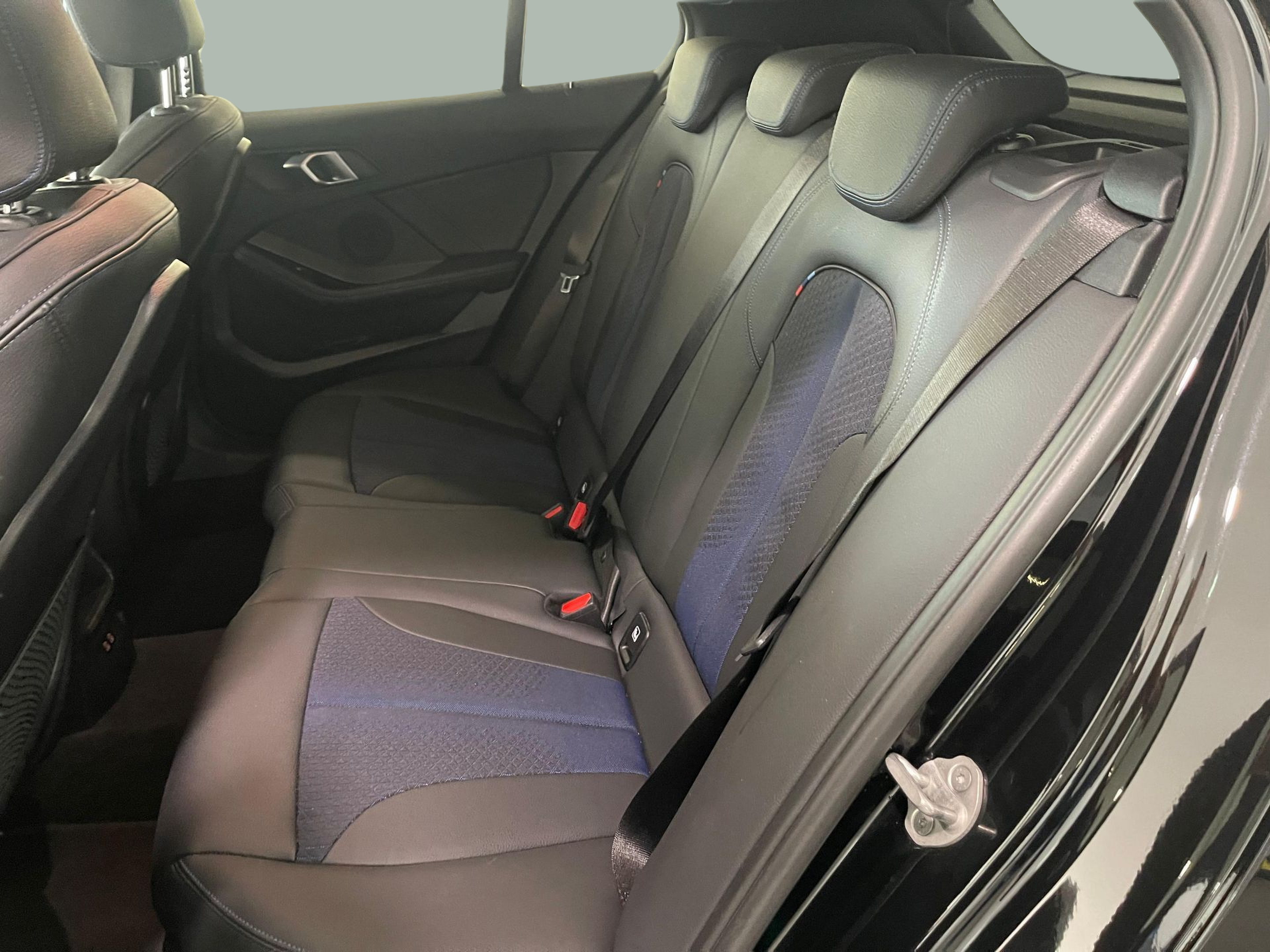 BMW Série 1 116d color Negro. Año 2024. 85KW(116CV). Diesel. En concesionario Santogal Carnaxide de Oeiras