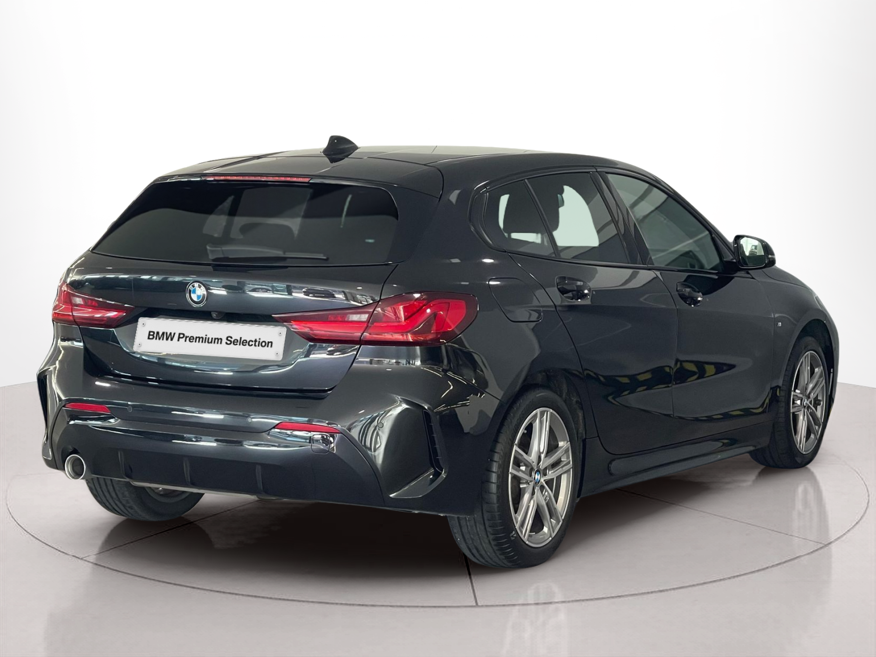 BMW Série 1 116d color Negro. Año 2024. 85KW(116CV). Diesel. En concesionario Santogal Carnaxide de Oeiras