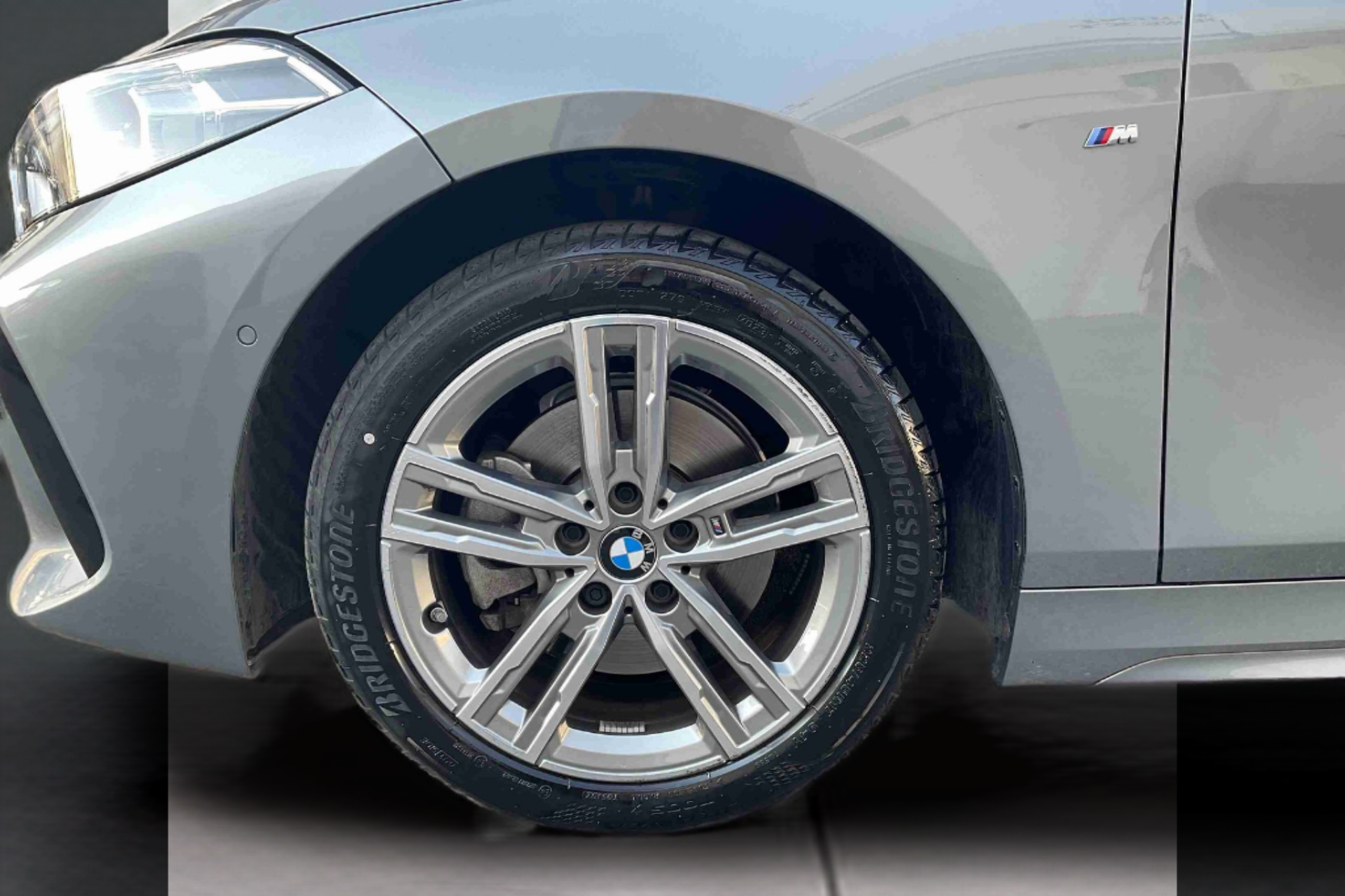 BMW Série 1 116d color Gris. Año 2024. 85KW(116CV). Diesel. En concesionario Santogal Setúbal de Setúbal