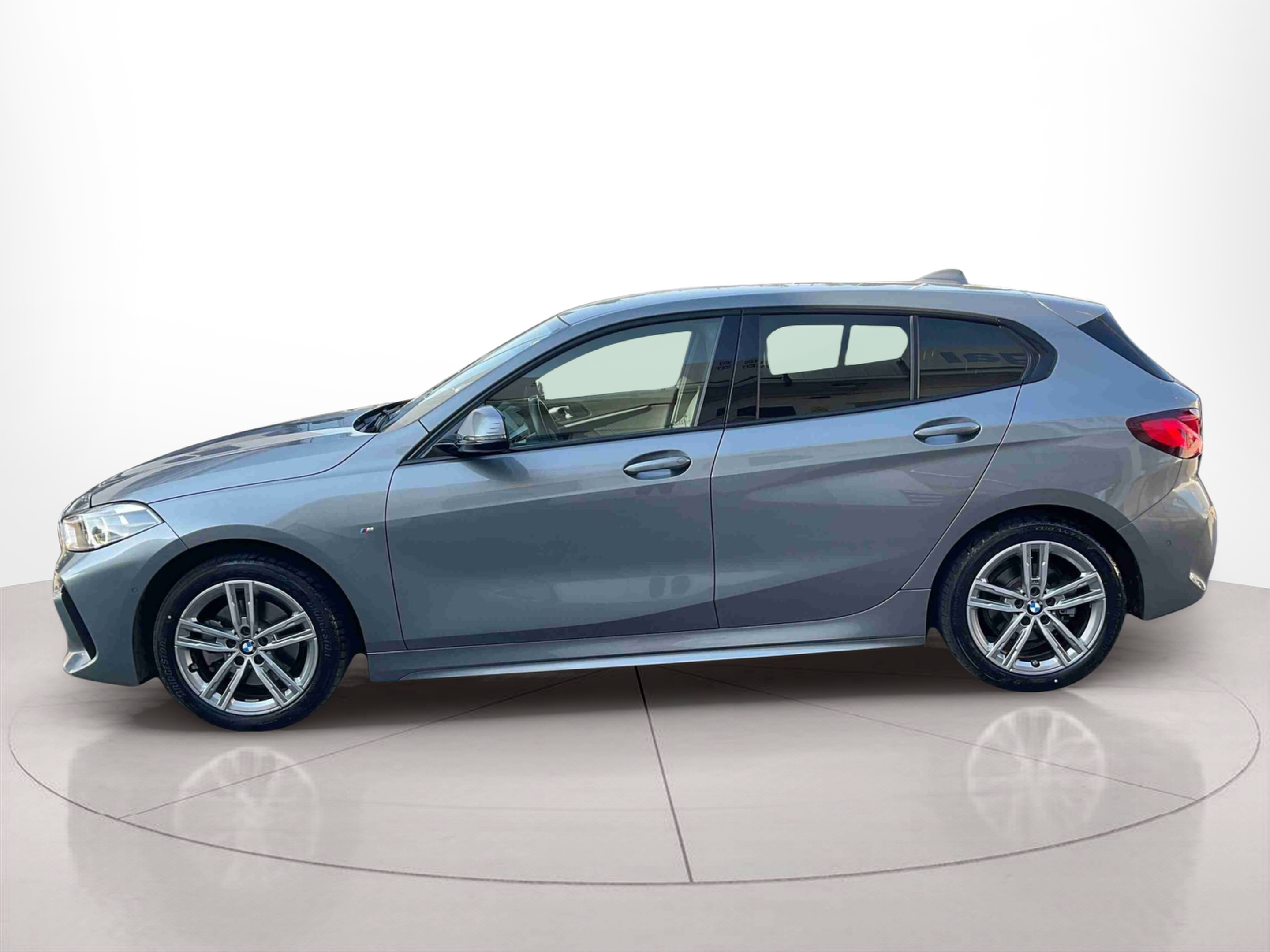 BMW Série 1 116d color Gris. Año 2024. 85KW(116CV). Diesel. En concesionario Santogal Setúbal de Setúbal