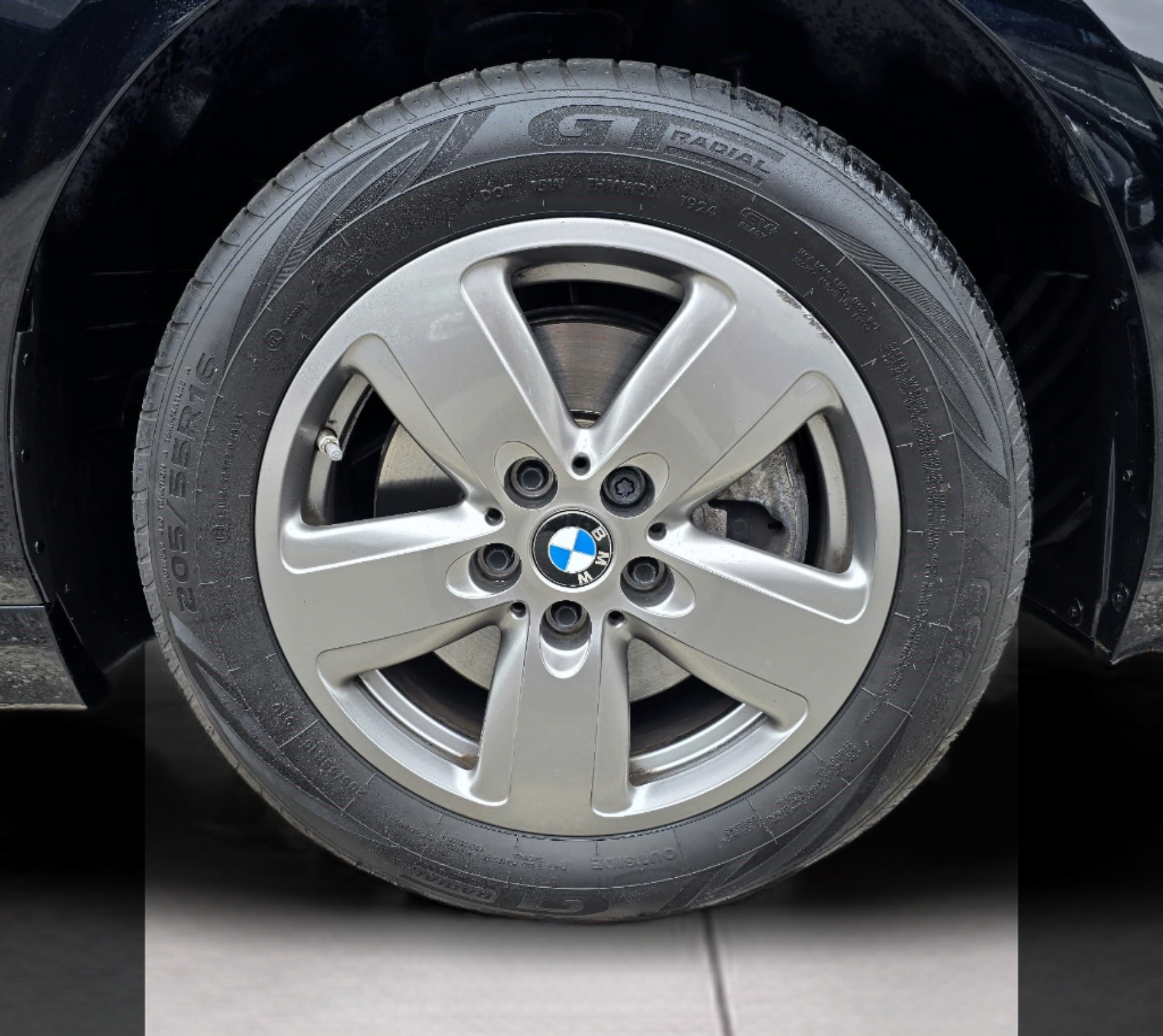 BMW Série 1 116i color Negro. Año 2023. 80KW(109CV). Gasolina. En concesionario Santogal Oeiras de Oeiras