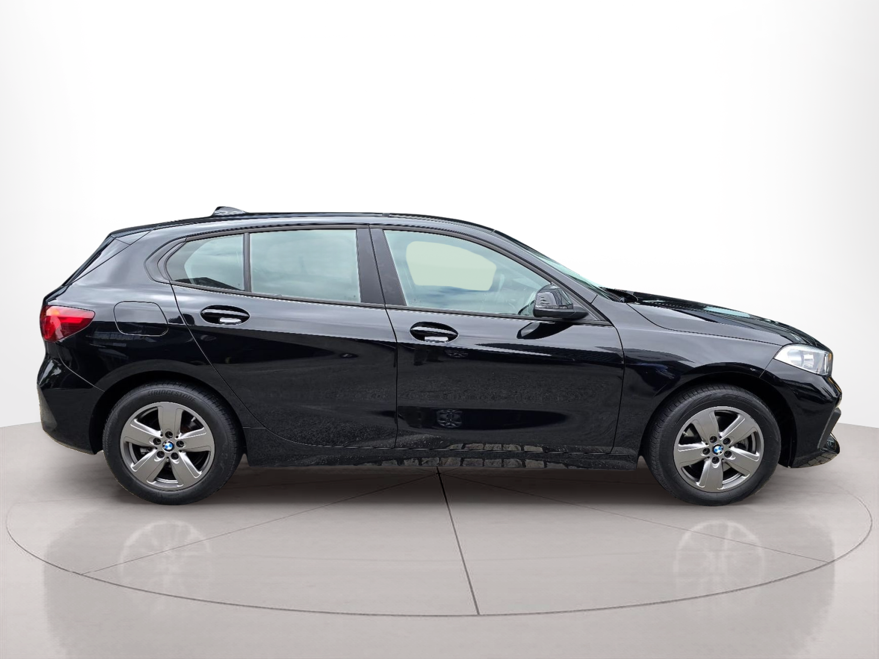 BMW Série 1 116i color Negro. Año 2023. 80KW(109CV). Gasolina. En concesionario Santogal Oeiras de Oeiras