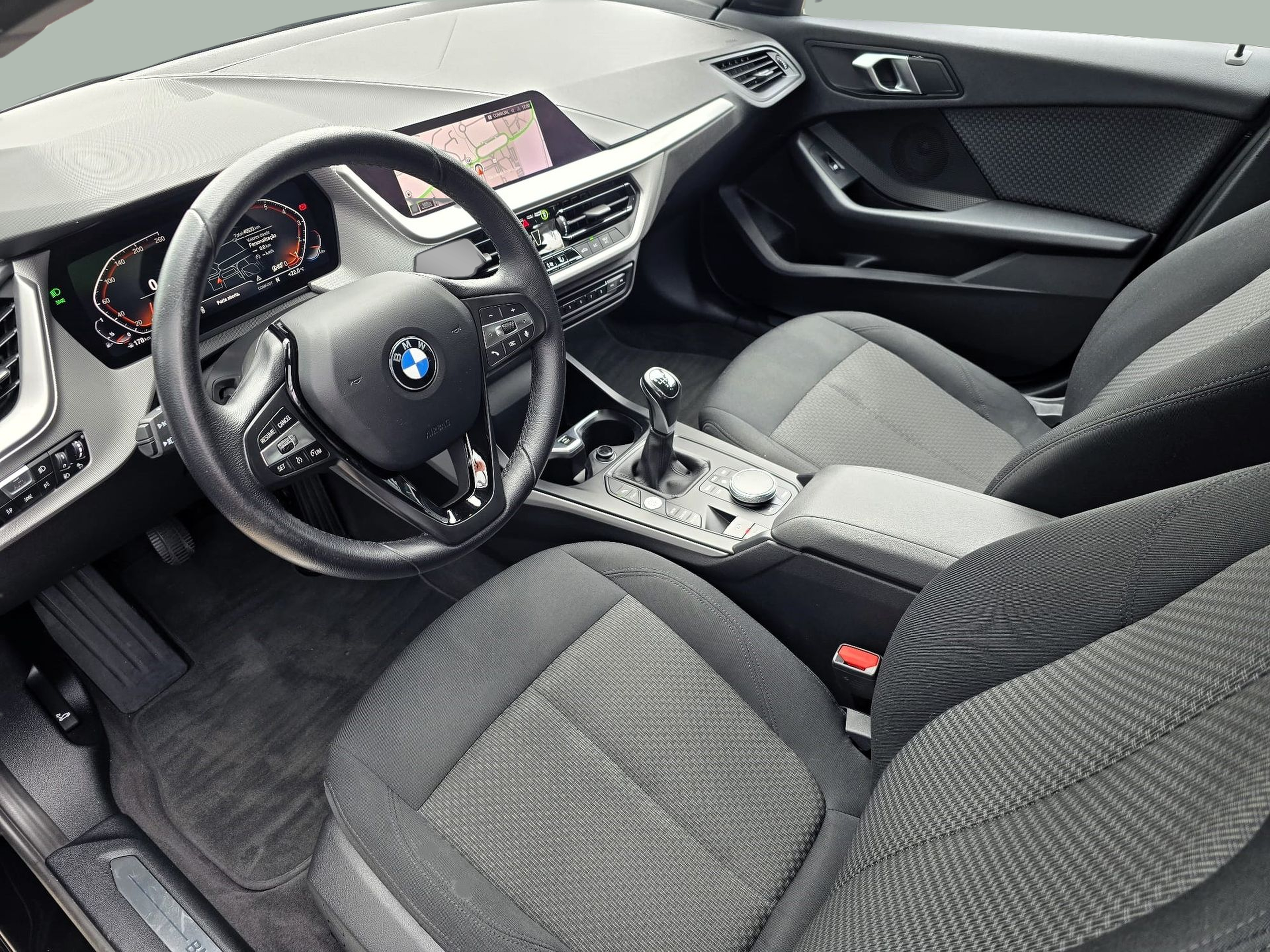 BMW Série 1 116i color Negro. Año 2023. 80KW(109CV). Gasolina. En concesionario Santogal Oeiras de Oeiras