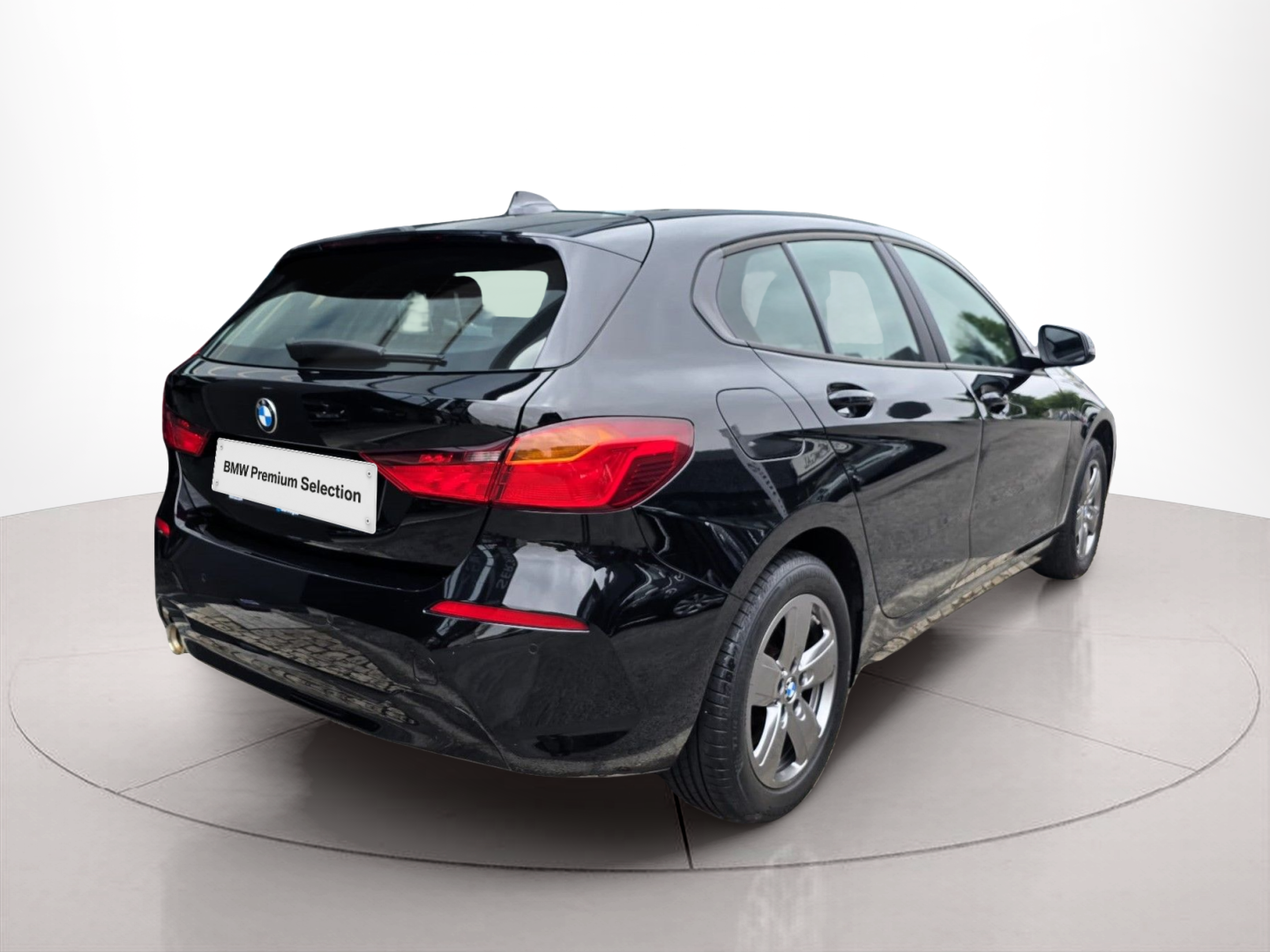 BMW Série 1 116i color Negro. Año 2023. 80KW(109CV). Gasolina. En concesionario Santogal Oeiras de Oeiras