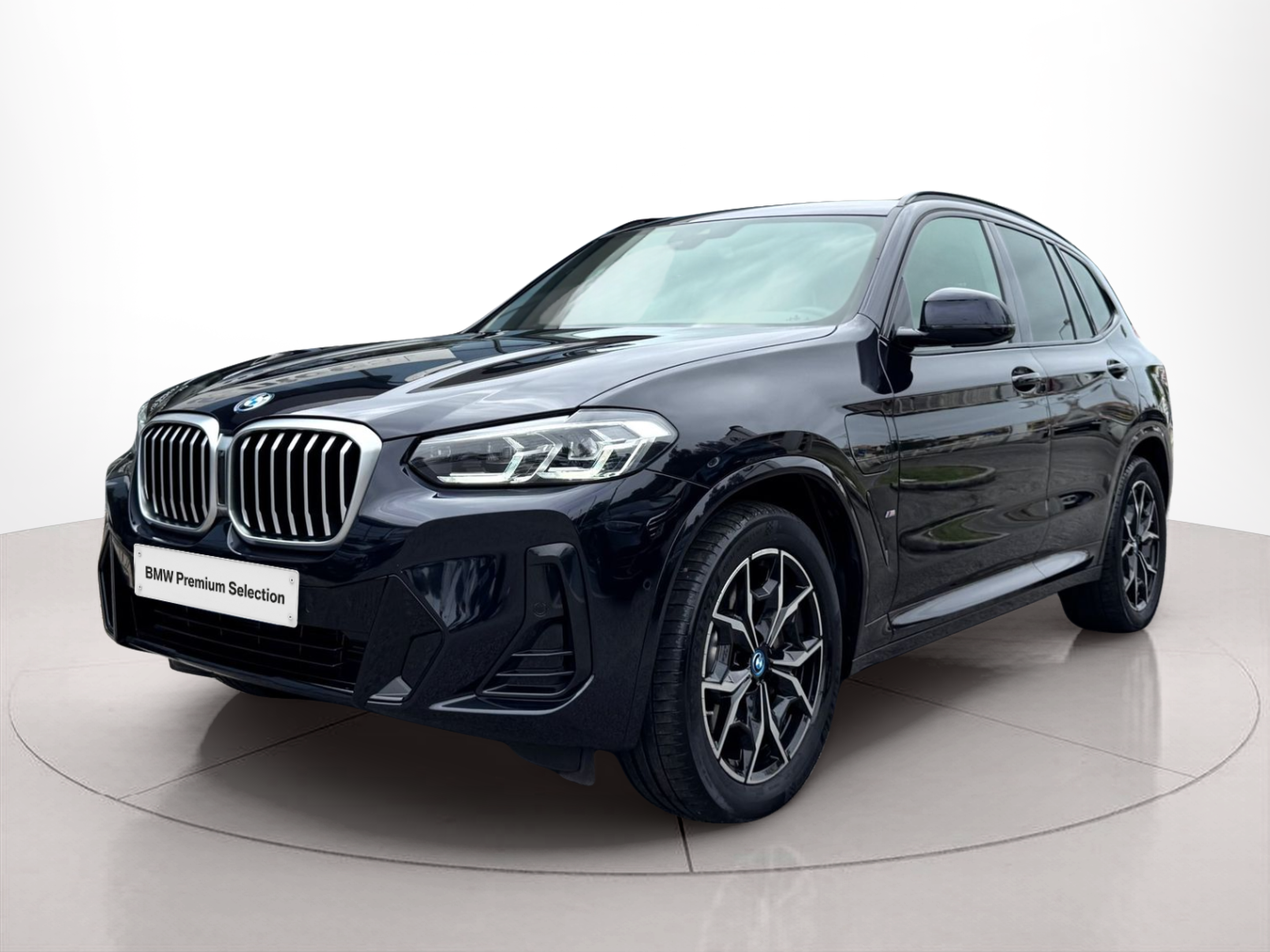 Fotos de BMW X3 xDrive30e color Negro. Año 2024. 215KW(292CV). Elétrico / Gasolina Híbrido. En concesionario Santogal Oeiras de Oeiras