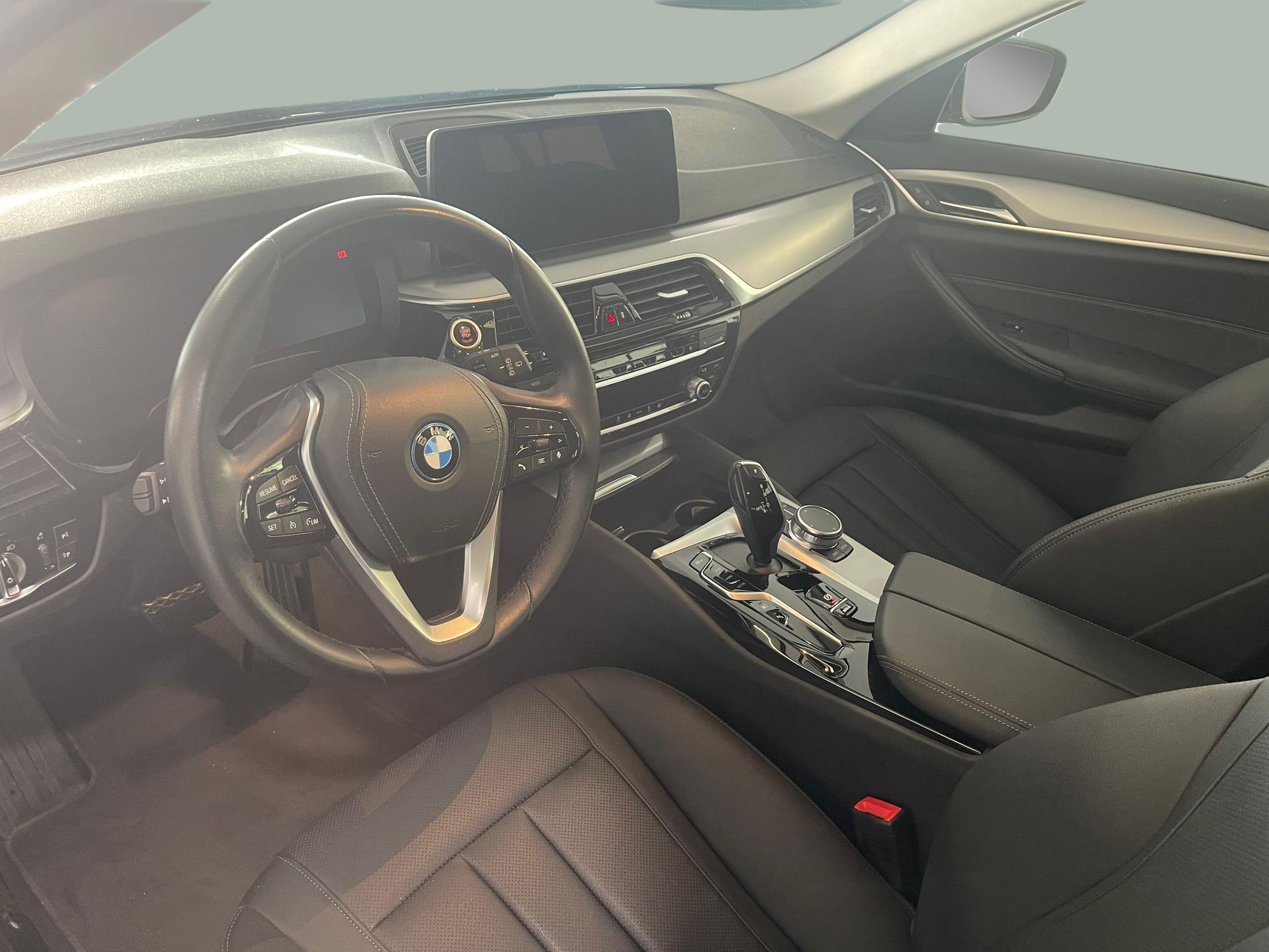 BMW Série 5 530e Touring color Negro. Año 2024. 215KW(292CV). Elétrico / Gasolina Híbrido. En concesionario Santogal Carnaxide de Oeiras