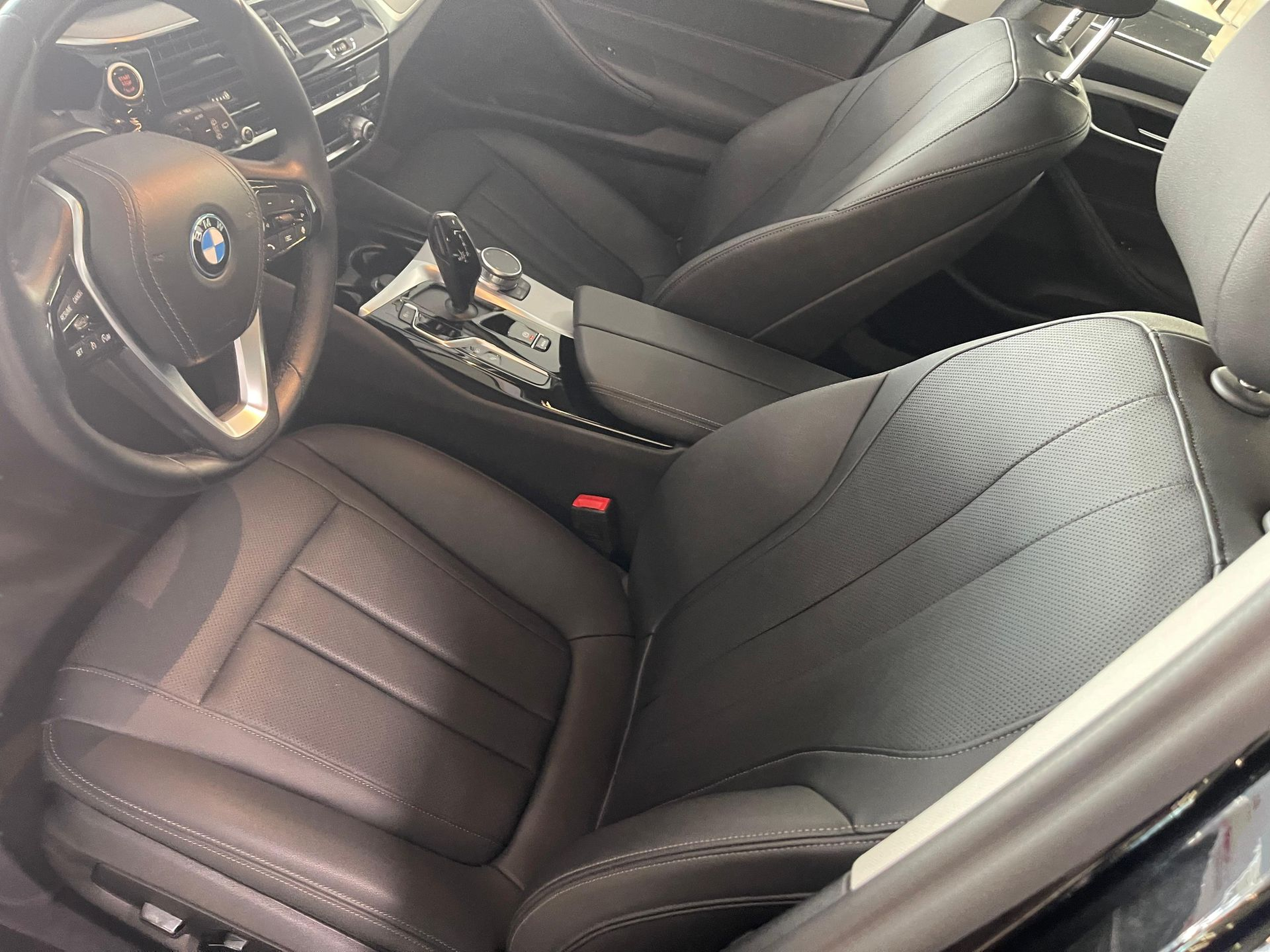 BMW Série 5 530e Touring color Negro. Año 2024. 215KW(292CV). Elétrico / Gasolina Híbrido. En concesionario Santogal Carnaxide de Oeiras