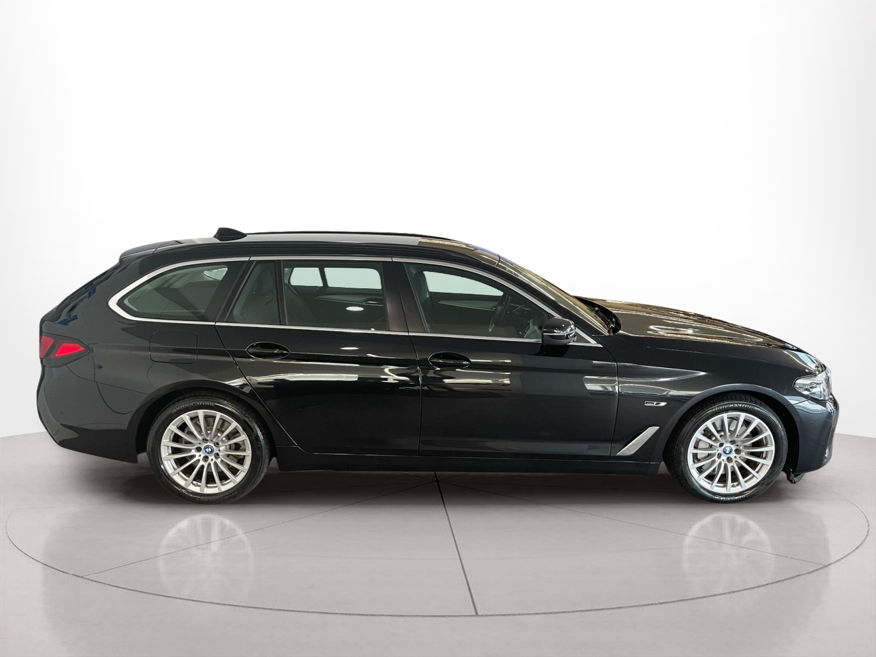 Fotos de BMW Série 5 530e Touring color Negro. Año 2024. 215KW(292CV). Elétrico / Gasolina Híbrido. En concesionario Santogal Carnaxide de Oeiras
