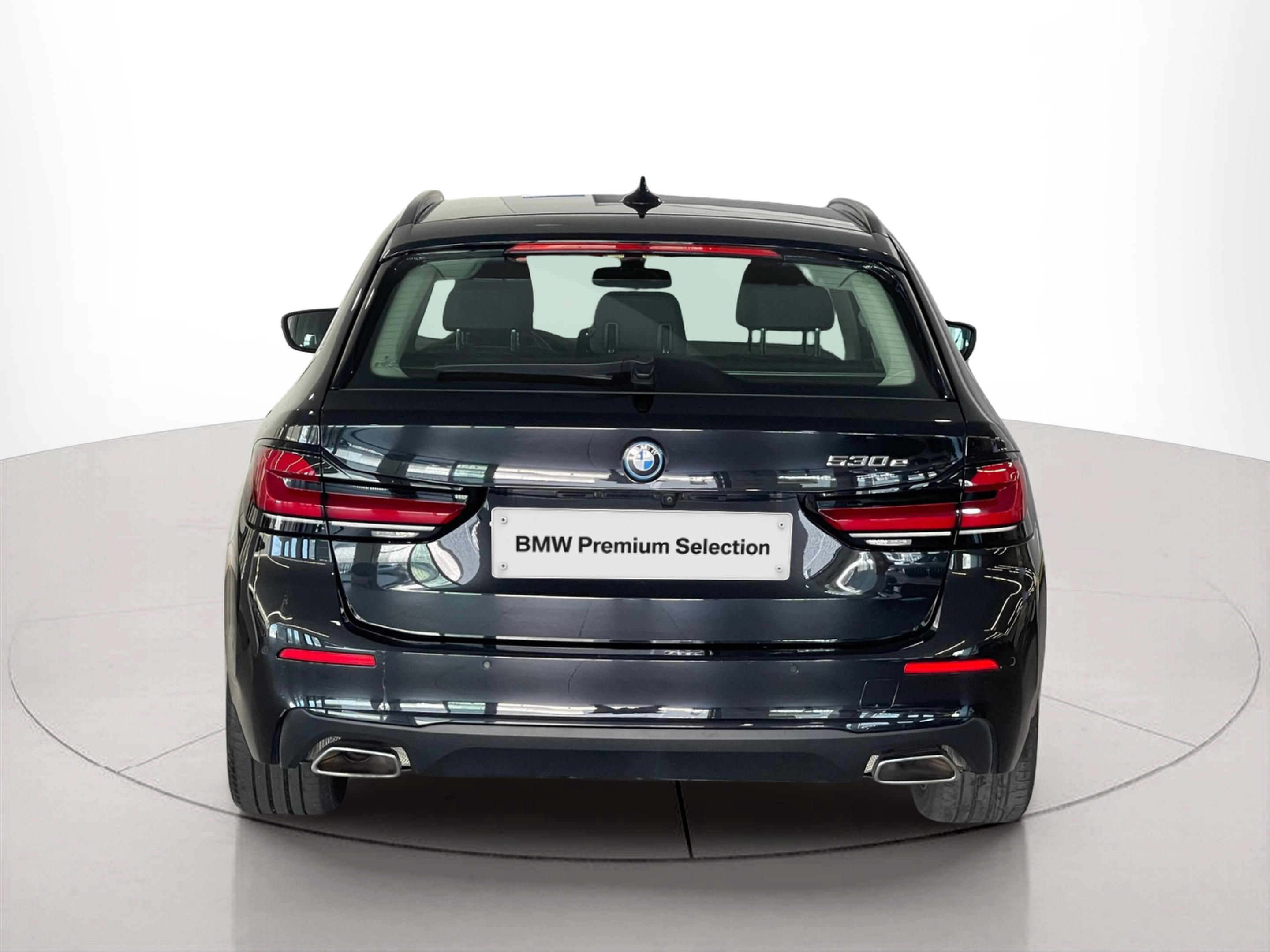 BMW Série 5 530e Touring color Negro. Año 2024. 215KW(292CV). Elétrico / Gasolina Híbrido. En concesionario Santogal Carnaxide de Oeiras