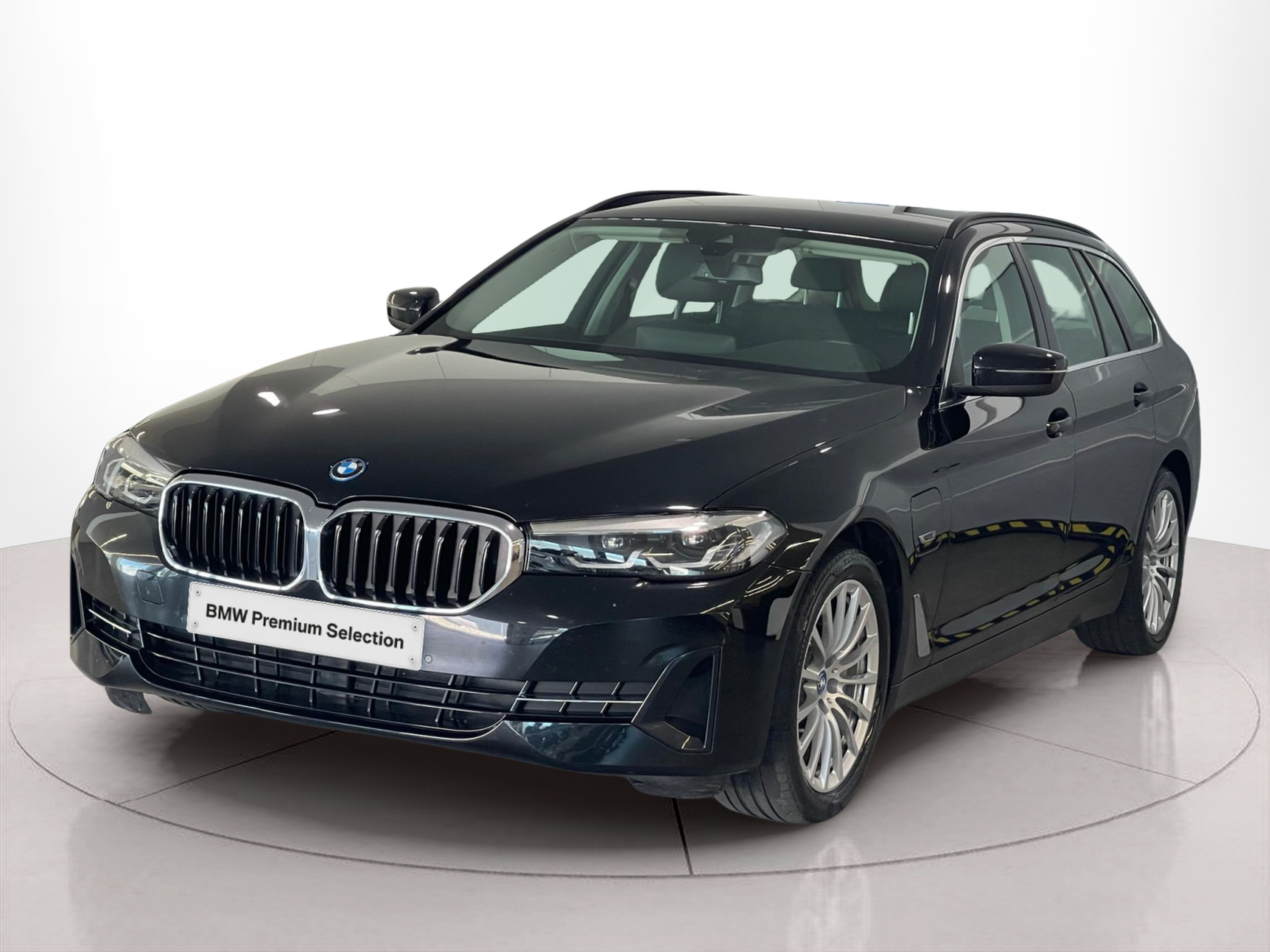 Fotos de BMW Série 5 530e Touring color Negro. Año 2024. 215KW(292CV). Elétrico / Gasolina Híbrido. En concesionario Santogal Carnaxide de Oeiras