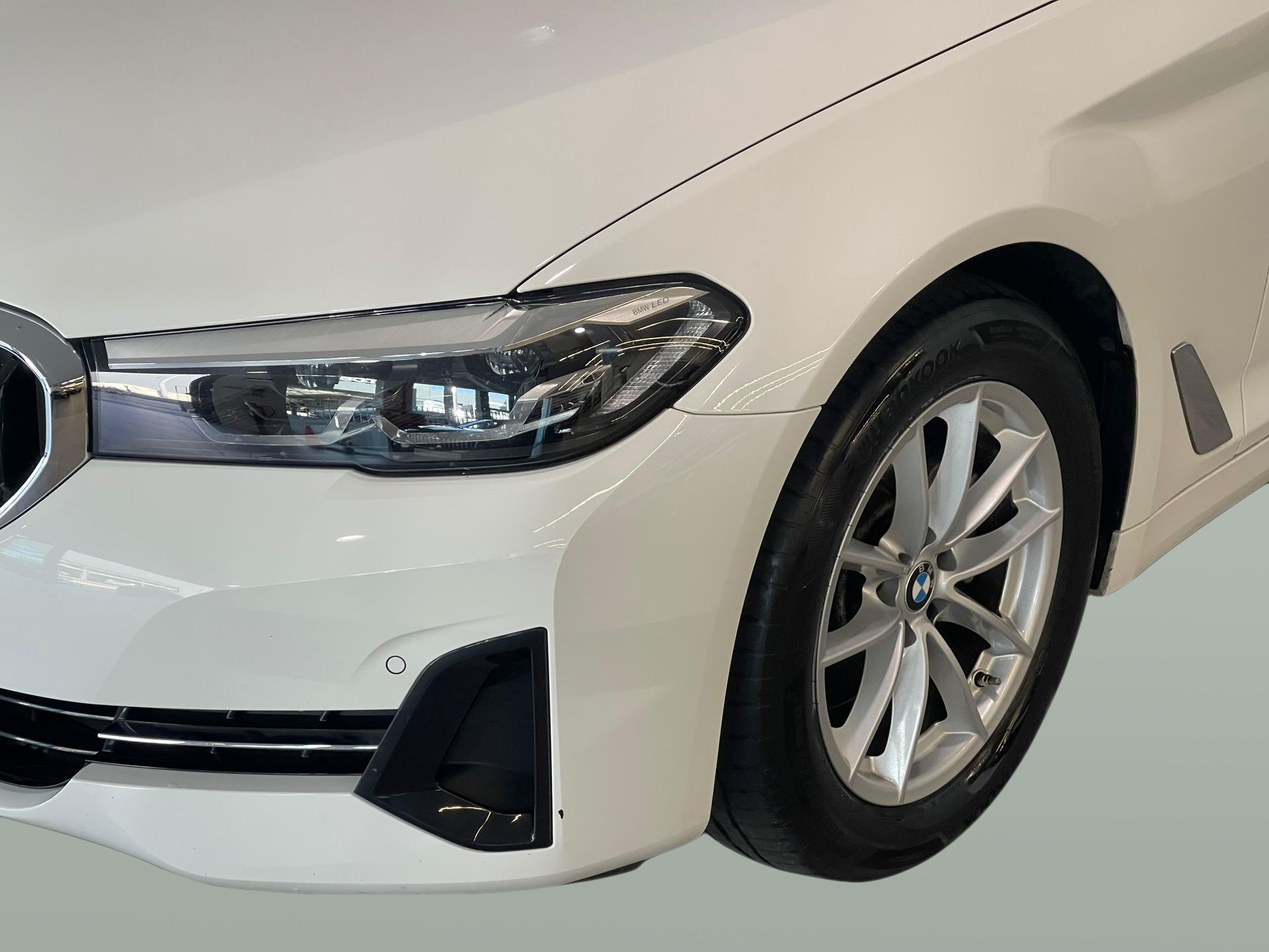 BMW Série 5 520d Berlina color Blanco. Año 2020. 140KW(190CV). Diesel. En concesionario Santogal Carnaxide de Oeiras