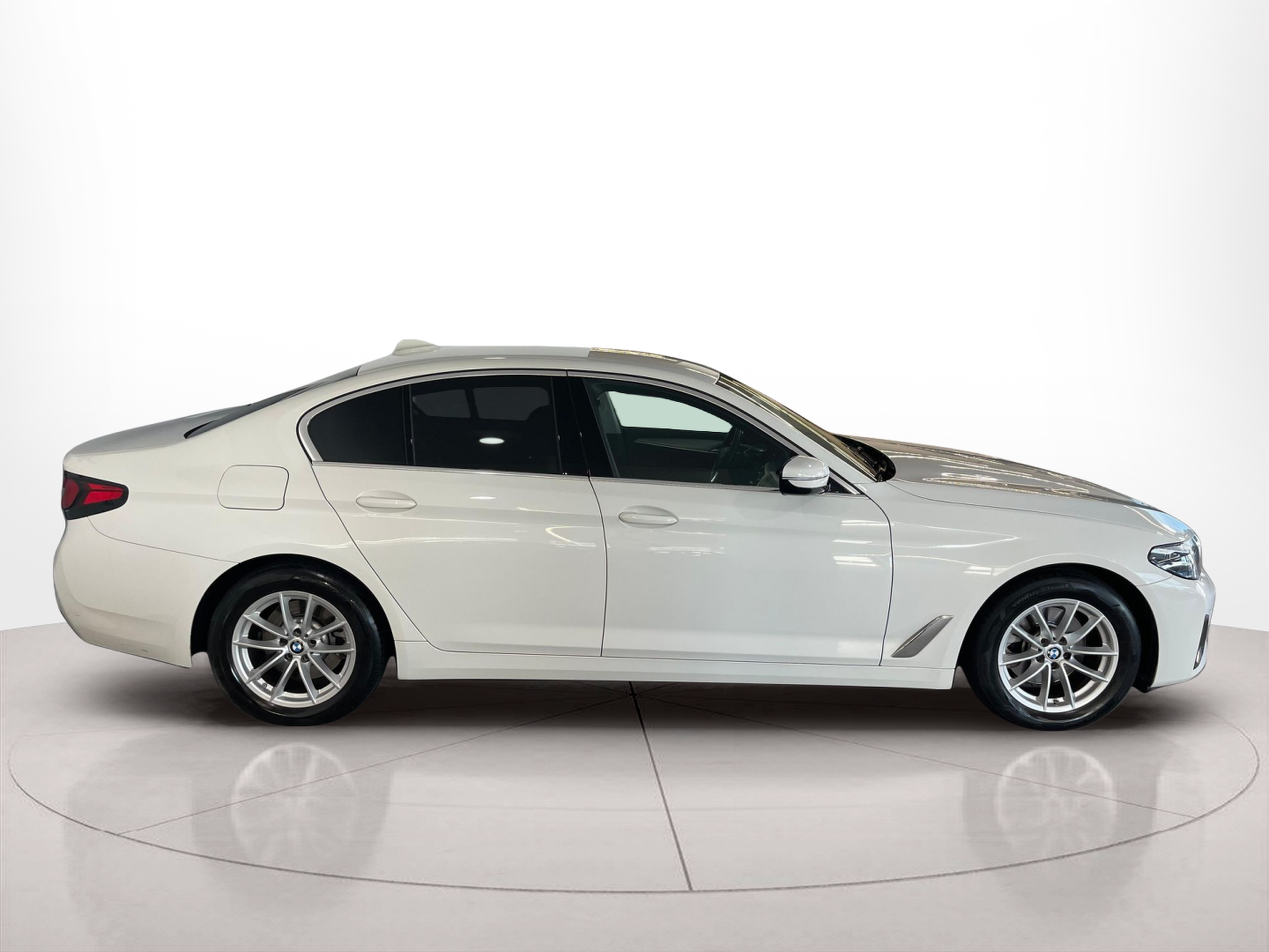 Fotos de BMW Série 5 520d Berlina color Blanco. Año 2020. 140KW(190CV). Diesel. En concesionario Santogal Carnaxide de Oeiras