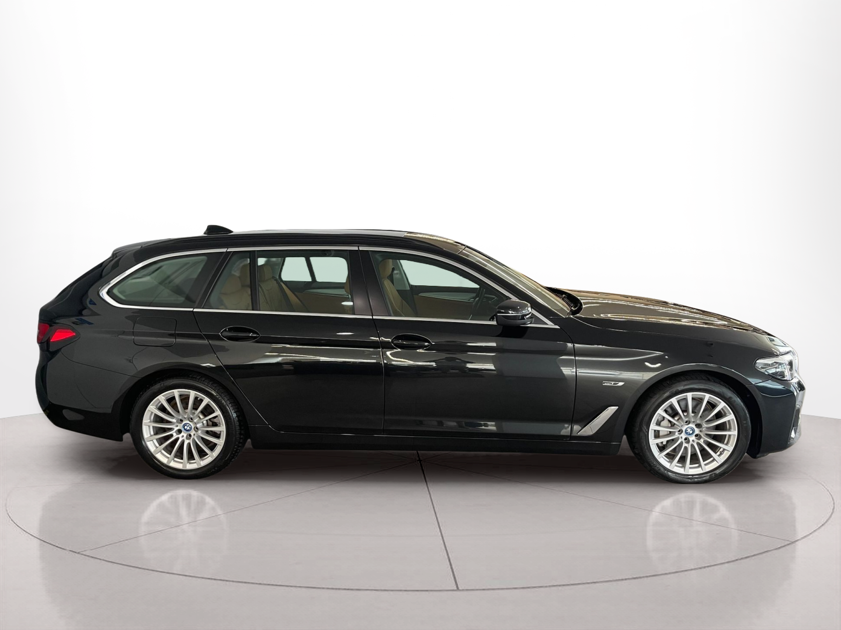Fotos de BMW Série 5 530e Touring color Negro. Año 2022. 215KW(292CV). Elétrico / Gasolina Híbrido. En concesionario Santogal Carnaxide de Oeiras
