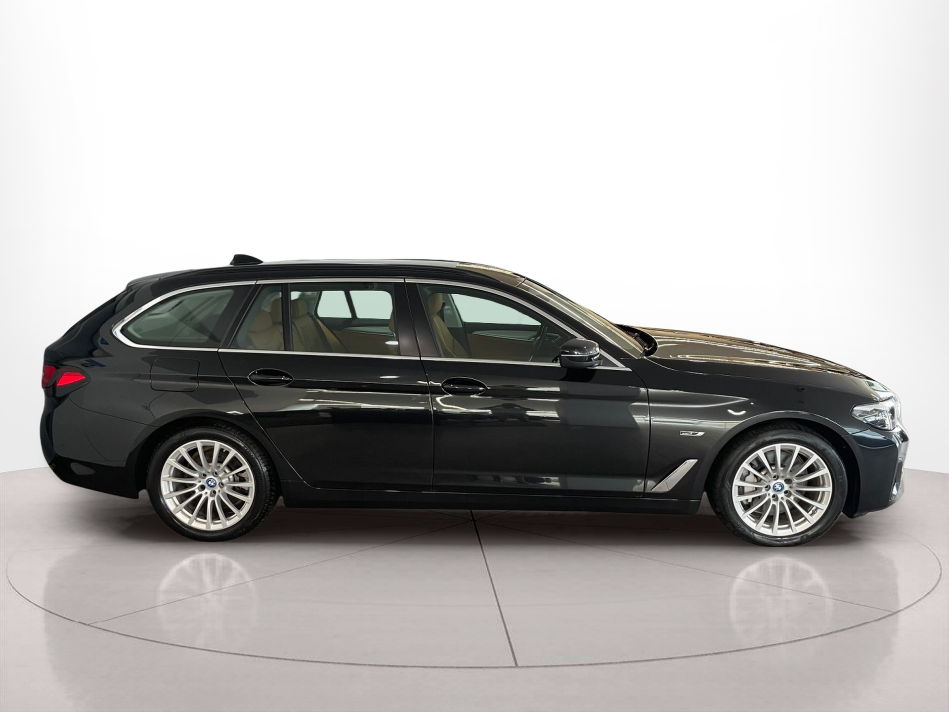 Fotos de BMW Série 5 530e Touring color Negro. Año 2022. 215KW(292CV). Elétrico / Gasolina Híbrido. En concesionario Santogal Carnaxide de Oeiras