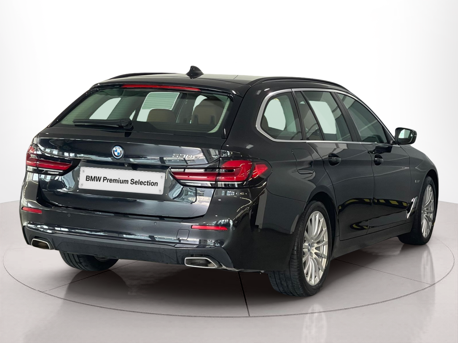 BMW Série 5 530e Touring color Negro. Año 2022. 215KW(292CV). Elétrico / Gasolina Híbrido. En concesionario Santogal Carnaxide de Oeiras