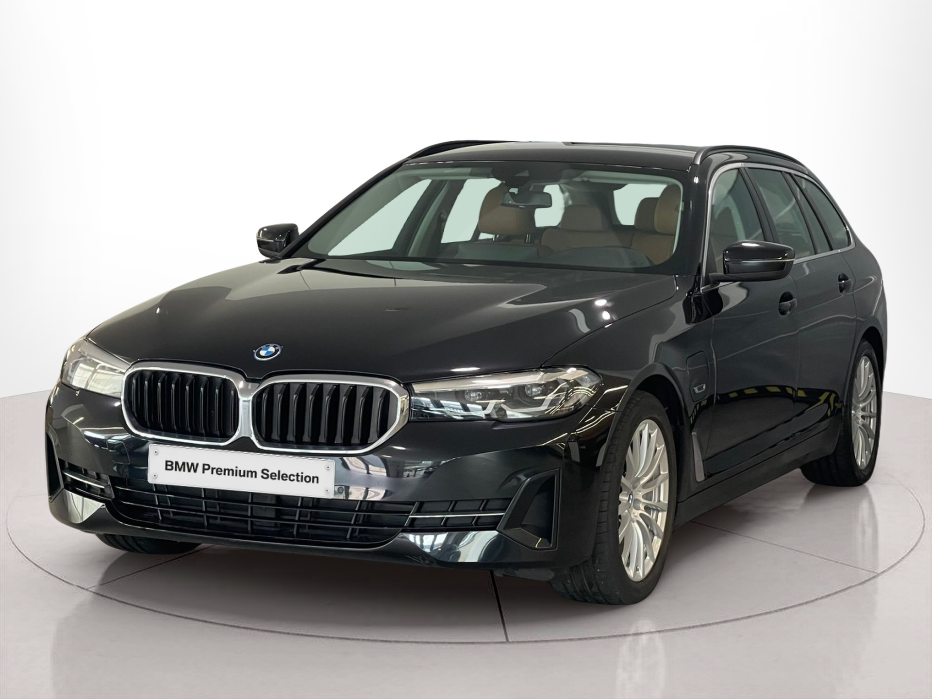 Fotos de BMW Série 5 530e Touring color Negro. Año 2022. 215KW(292CV). Elétrico / Gasolina Híbrido. En concesionario Santogal Carnaxide de Oeiras
