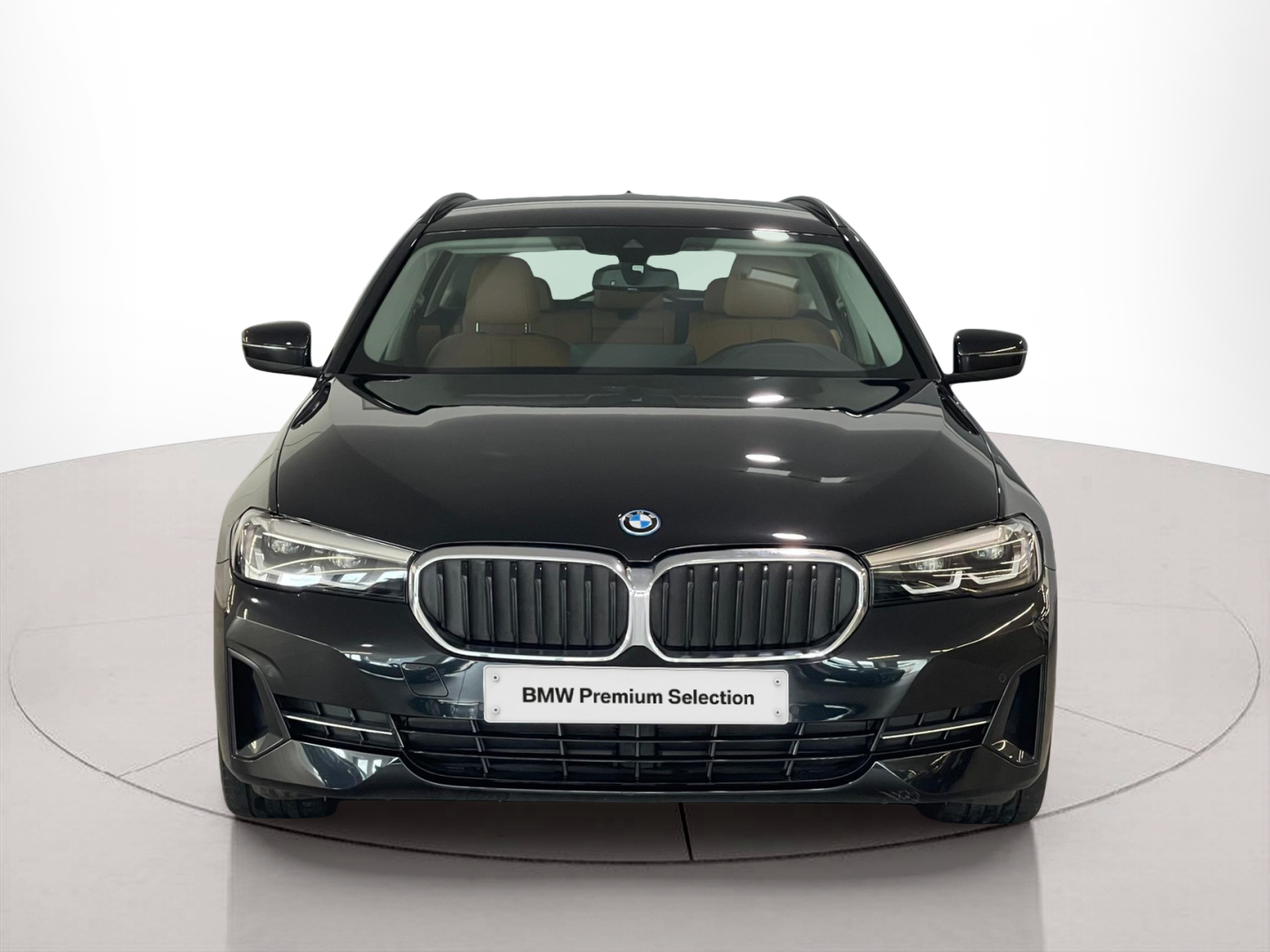 Fotos de BMW Série 5 530e Touring color Negro. Año 2022. 215KW(292CV). Elétrico / Gasolina Híbrido. En concesionario Santogal Carnaxide de Oeiras