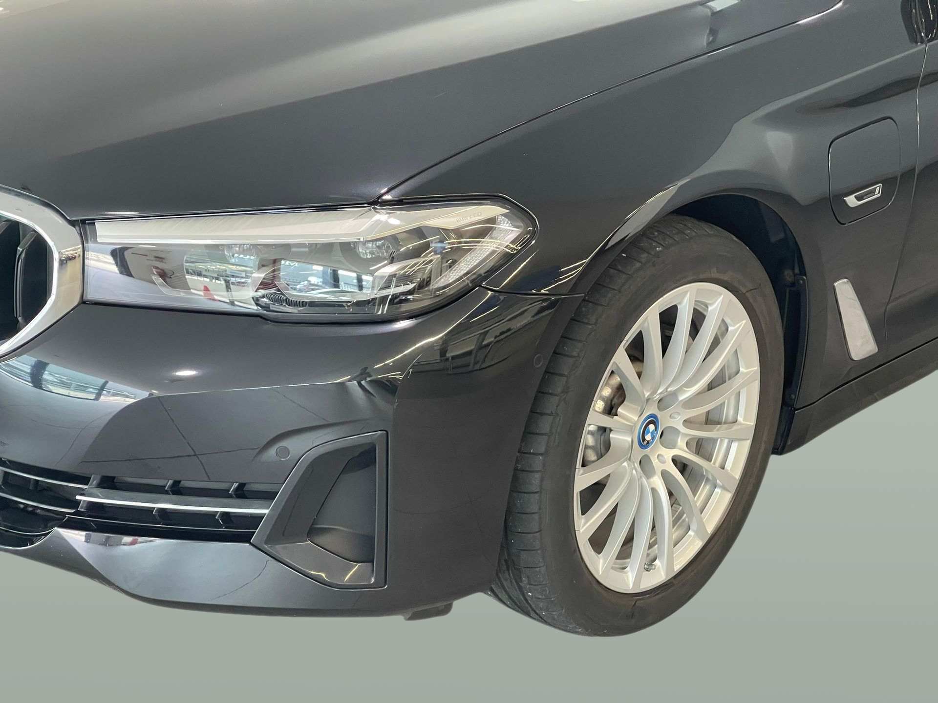 BMW Série 5 530e Touring color Negro. Año 2022. 215KW(292CV). Elétrico / Gasolina Híbrido. En concesionario Santogal Carnaxide de Oeiras