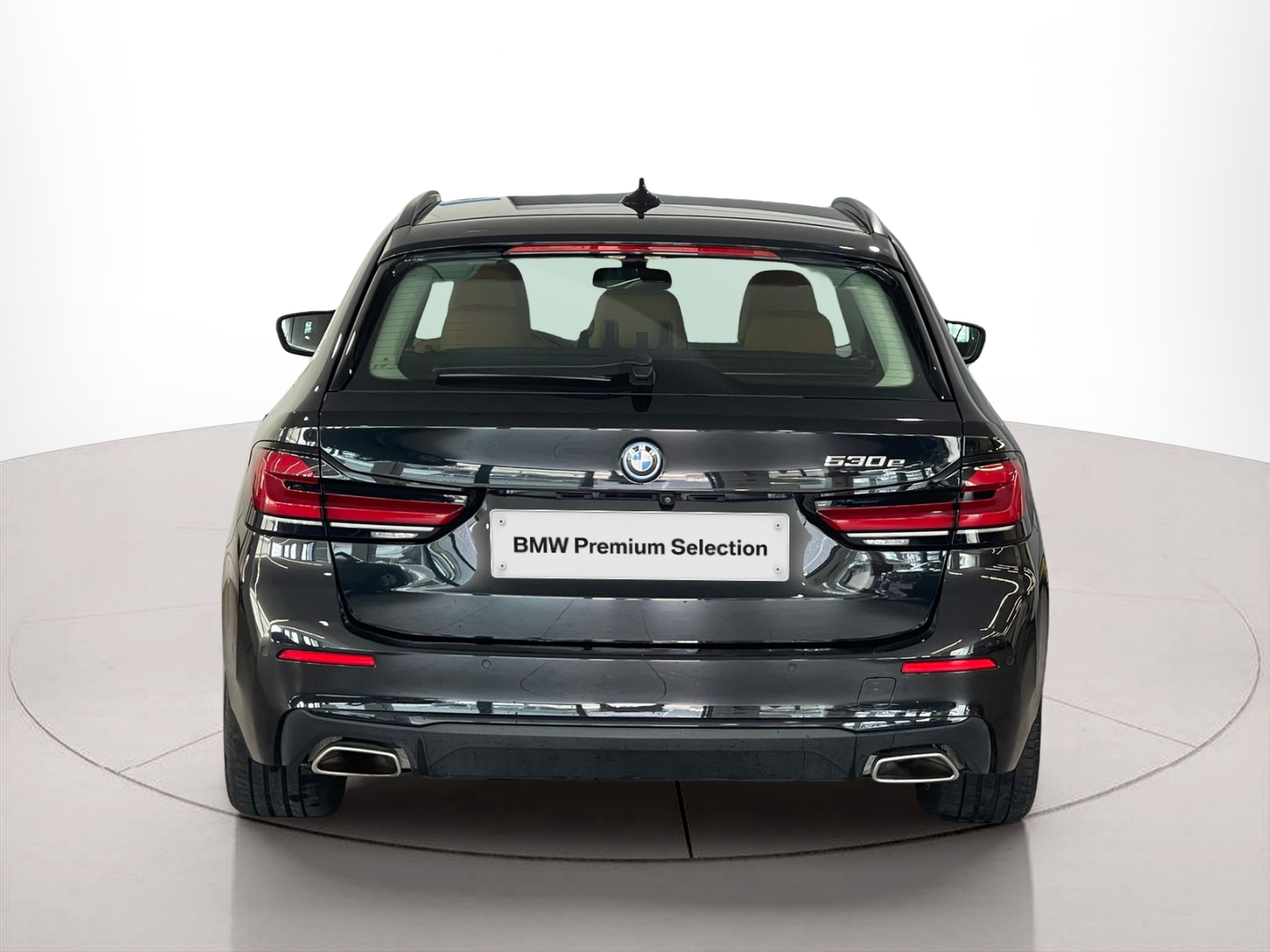BMW Série 5 530e Touring color Negro. Año 2022. 215KW(292CV). Elétrico / Gasolina Híbrido. En concesionario Santogal Carnaxide de Oeiras