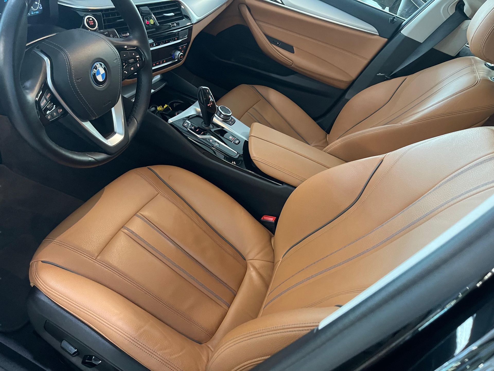 BMW Série 5 530e Touring color Negro. Año 2022. 215KW(292CV). Elétrico / Gasolina Híbrido. En concesionario Santogal Carnaxide de Oeiras