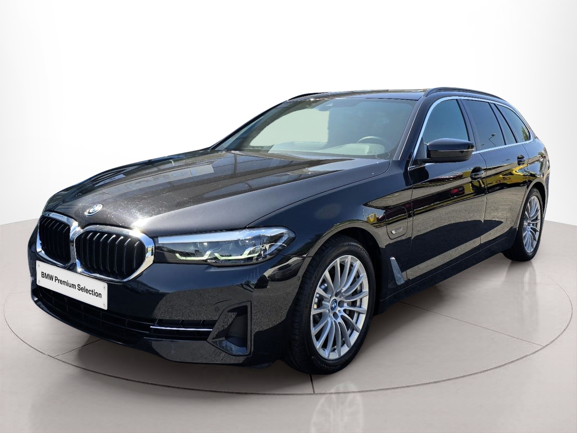 Fotos de BMW Série 5 530e Touring color Negro. Año 2023. 215KW(292CV). Elétrico / Gasolina Híbrido. En concesionario Santogal Oeiras de Oeiras