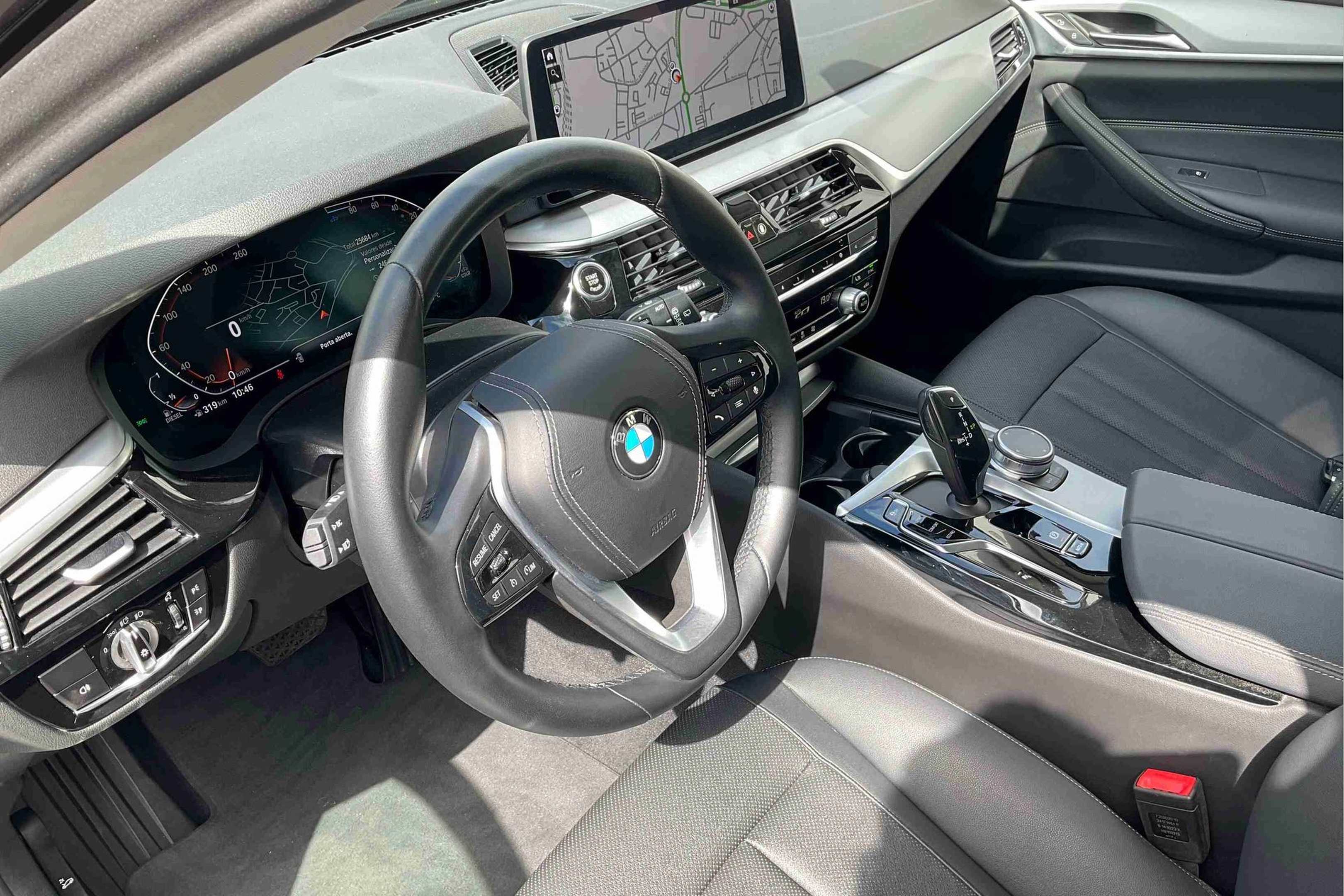 BMW Série 5 520d Touring color Gris. Año 2024. 140KW(190CV). Diesel. En concesionario Santogal Setúbal de Setúbal