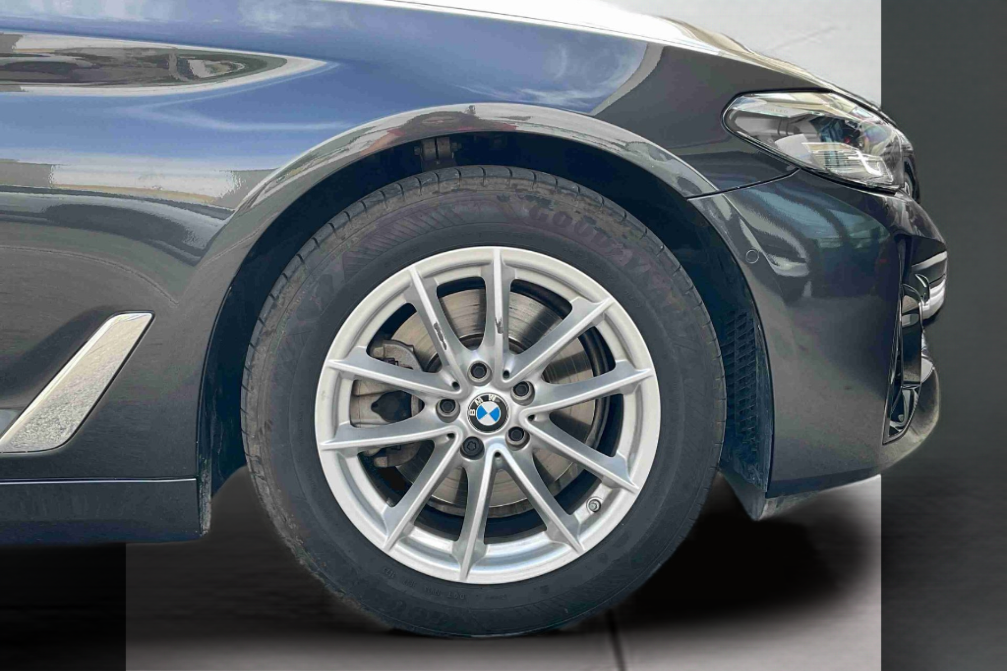 BMW Série 5 520d Touring color Gris. Año 2024. 140KW(190CV). Diesel. En concesionario Santogal Setúbal de Setúbal