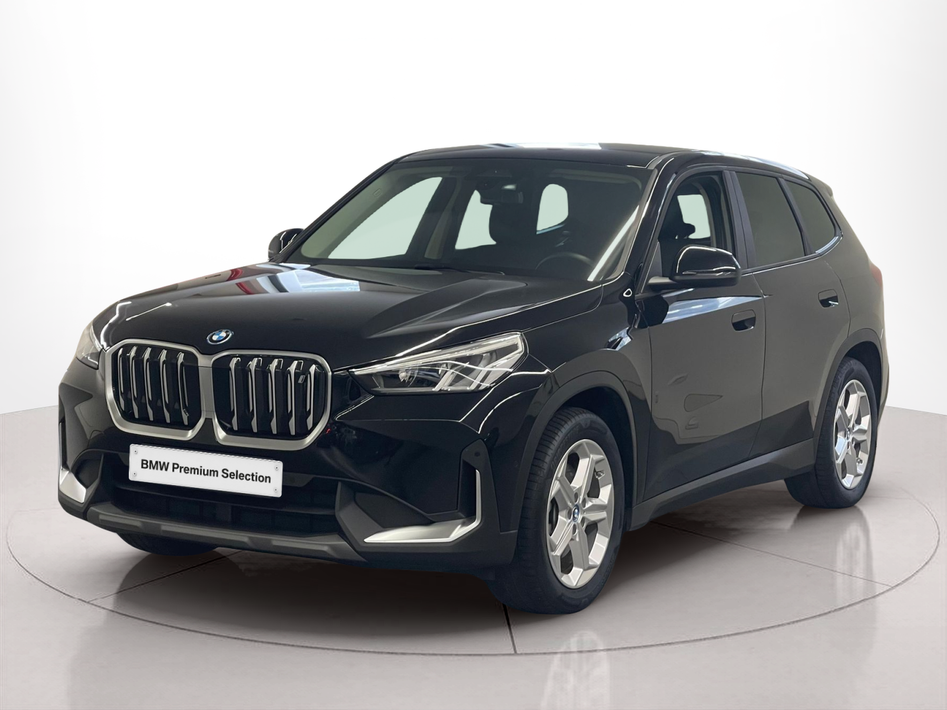 Fotos de BMW iX1 xDrive30 color Negro. Año 2023. 230KW(313CV). Elétrico. En concesionario Santogal Carnaxide de Oeiras