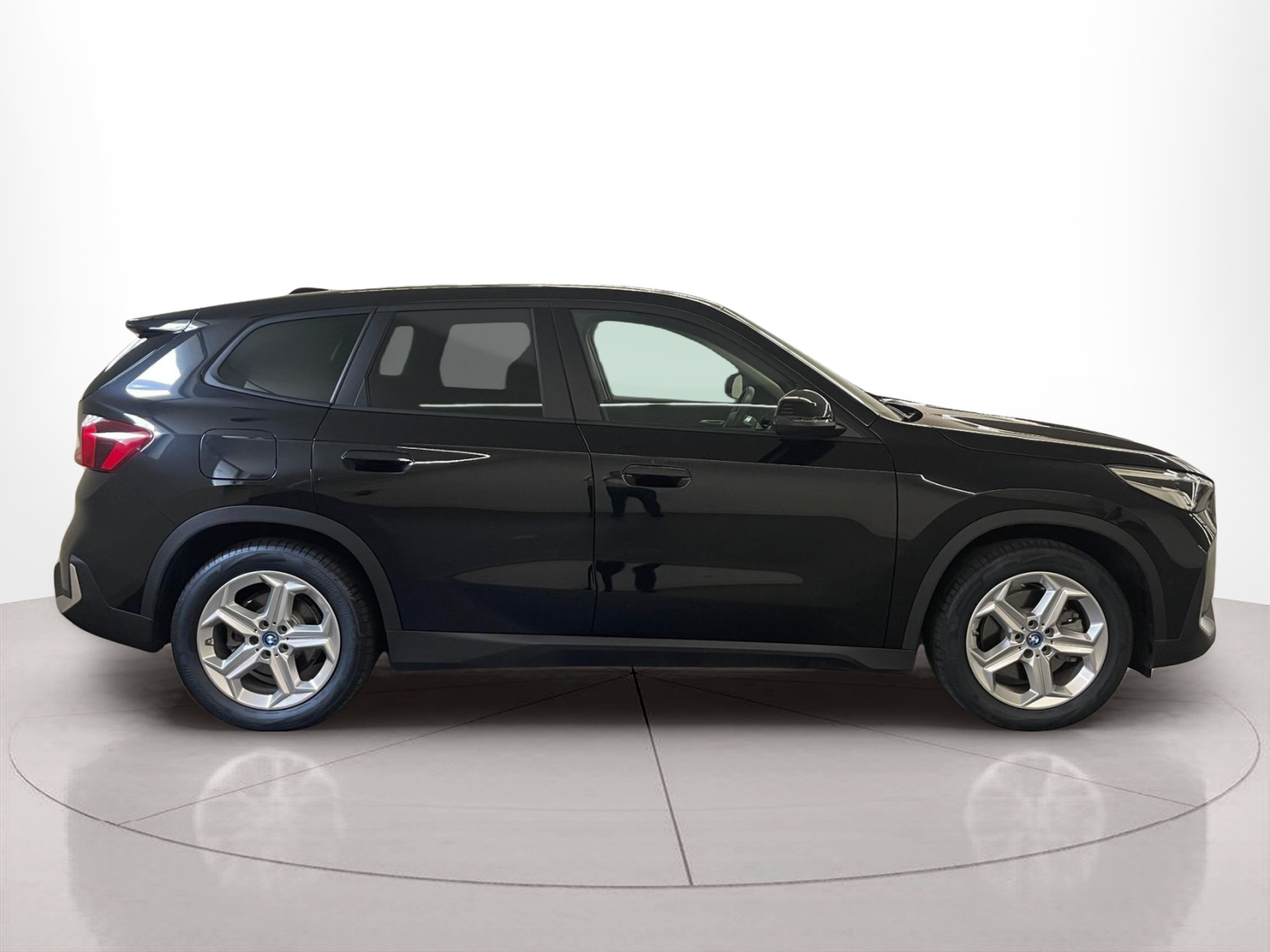 Fotos de BMW iX1 xDrive30 color Negro. Año 2023. 230KW(313CV). Elétrico. En concesionario Santogal Carnaxide de Oeiras