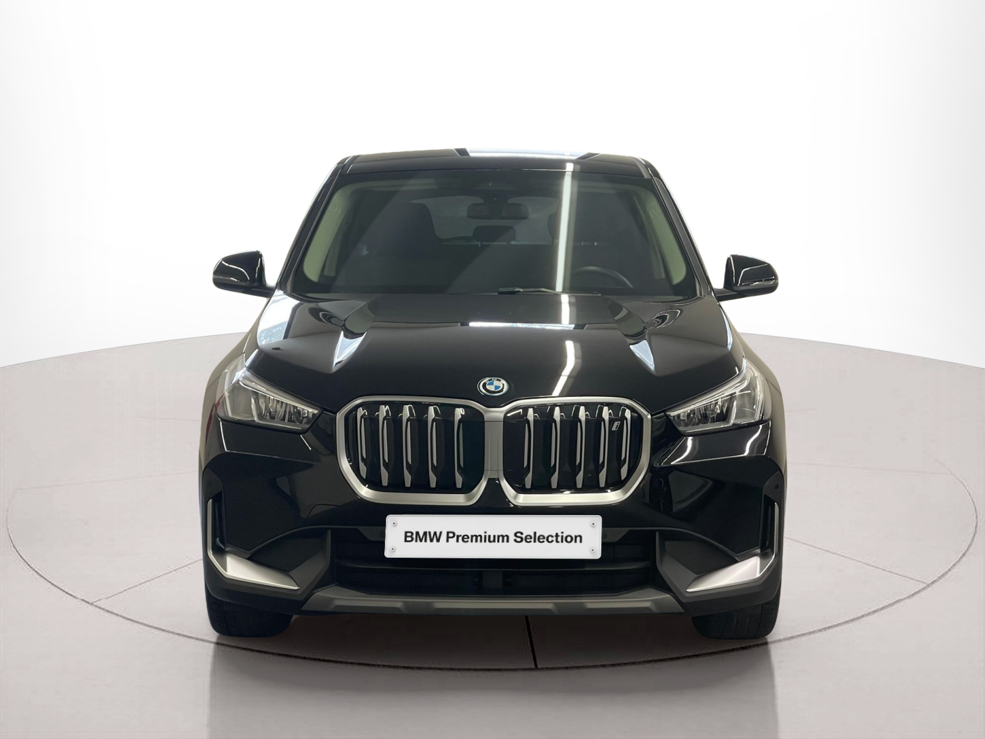 Fotos de BMW iX1 xDrive30 color Negro. Año 2023. 230KW(313CV). Elétrico. En concesionario Santogal Carnaxide de Oeiras