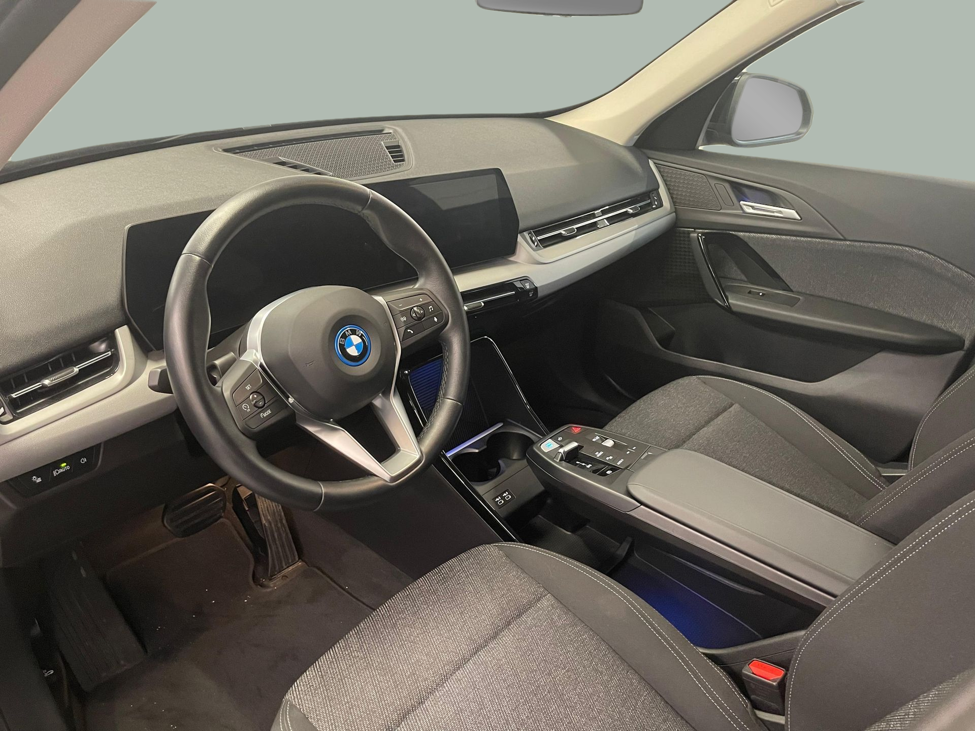 BMW iX1 xDrive30 color Negro. Año 2023. 230KW(313CV). Elétrico. En concesionario Santogal Carnaxide de Oeiras