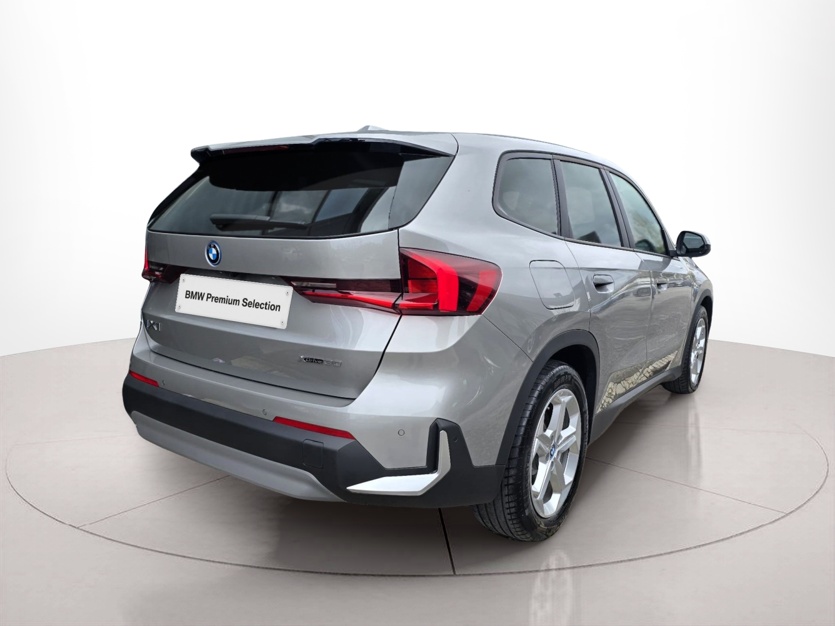 BMW iX1 xDrive30 color Dorado. Año 2023. 230KW(313CV). Elétrico. En concesionario Santogal Oeiras de Oeiras