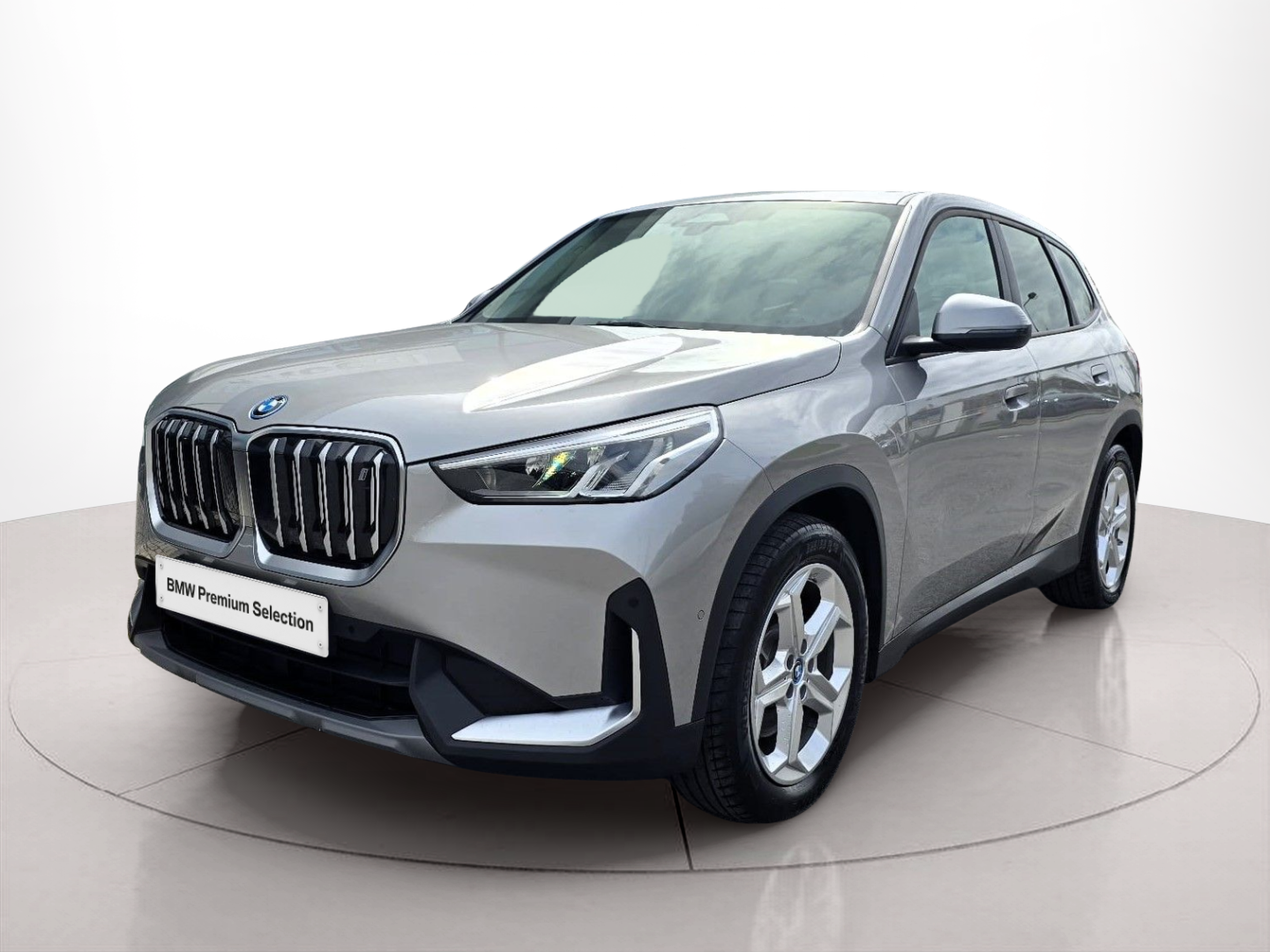 Fotos de BMW iX1 xDrive30 color Dorado. Año 2023. 230KW(313CV). Elétrico. En concesionario Santogal Oeiras de Oeiras