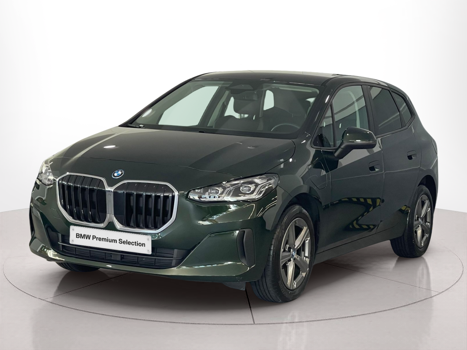 Fotos de BMW Série 2 225xe Active Tourer color Verde. Año 2023. 180KW(245CV). Elétrico / Gasolina Híbrido. En concesionario Santogal Carnaxide de Oeiras