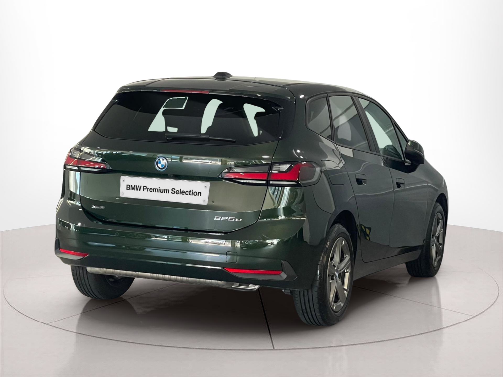 BMW Série 2 225xe Active Tourer color Verde. Año 2023. 180KW(245CV). Elétrico / Gasolina Híbrido. En concesionario Santogal Carnaxide de Oeiras