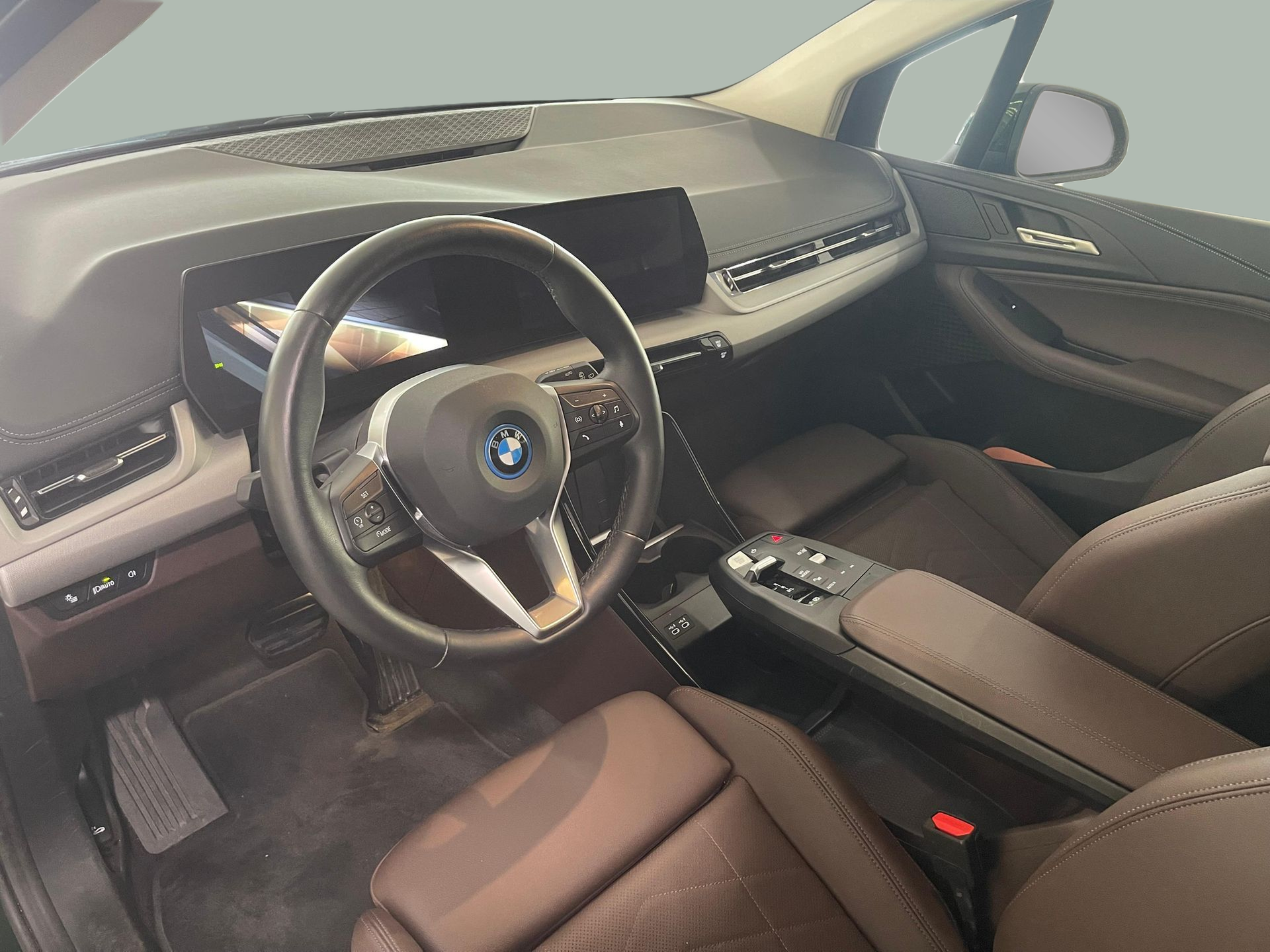 BMW Série 2 225xe Active Tourer color Verde. Año 2023. 180KW(245CV). Elétrico / Gasolina Híbrido. En concesionario Santogal Carnaxide de Oeiras