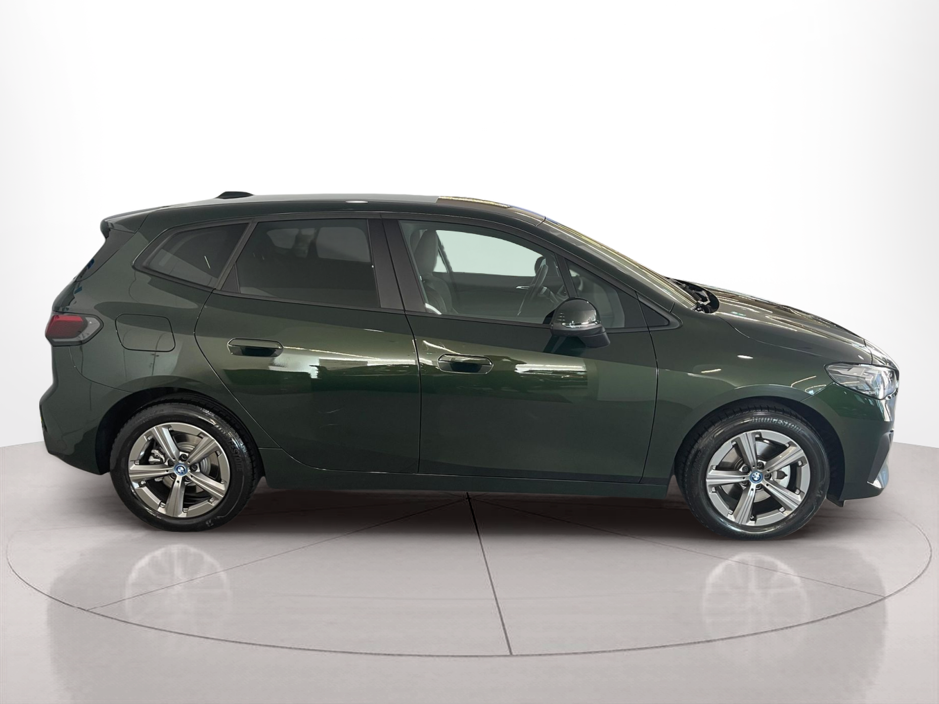 Fotos de BMW Série 2 225xe Active Tourer color Verde. Año 2023. 180KW(245CV). Elétrico / Gasolina Híbrido. En concesionario Santogal Carnaxide de Oeiras