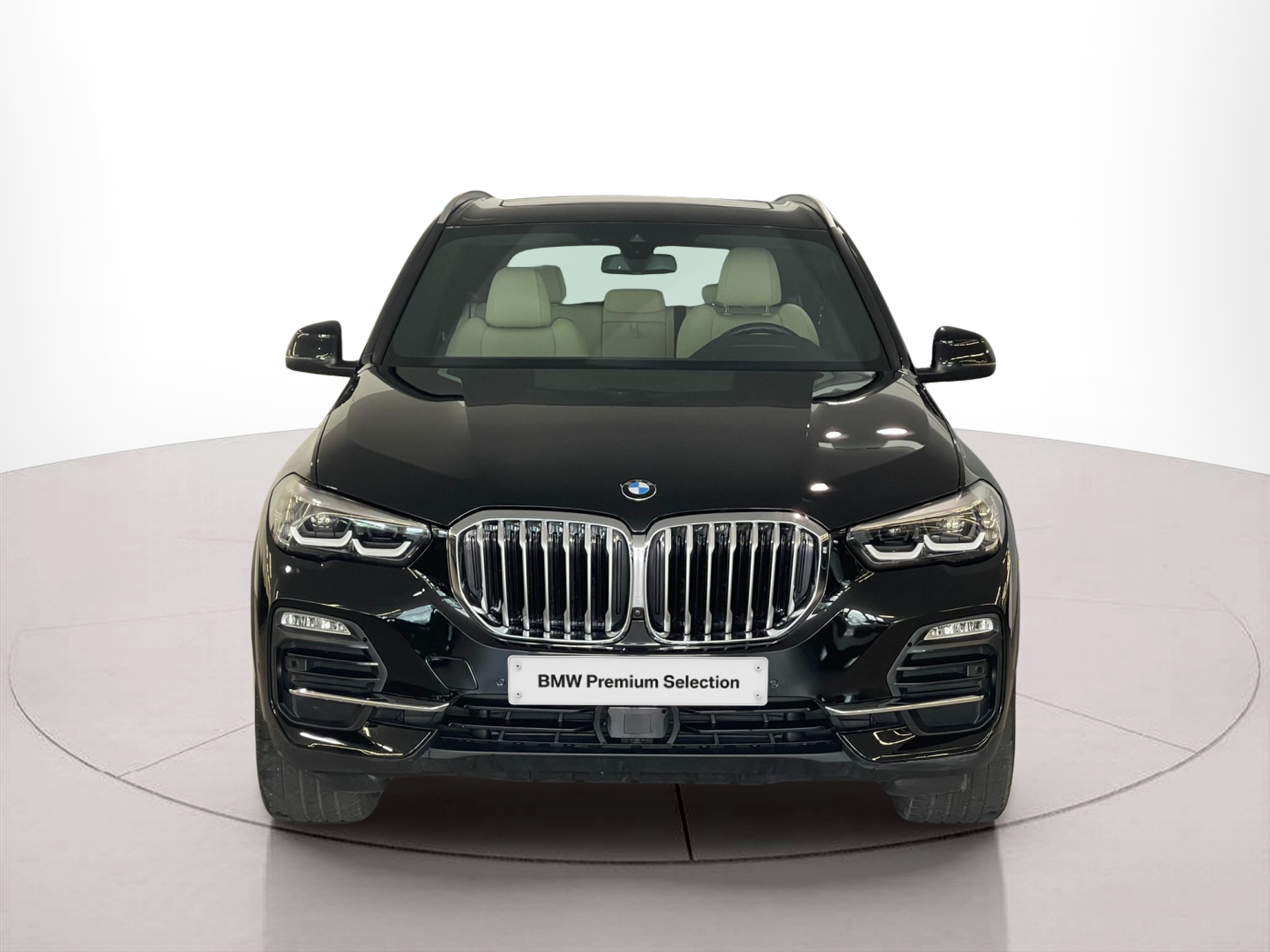 Fotos de BMW X5 xDrive45e color Negro. Año 2021. 290KW(394CV). Elétrico / Gasolina Híbrido. En concesionario Santogal Carnaxide de Oeiras