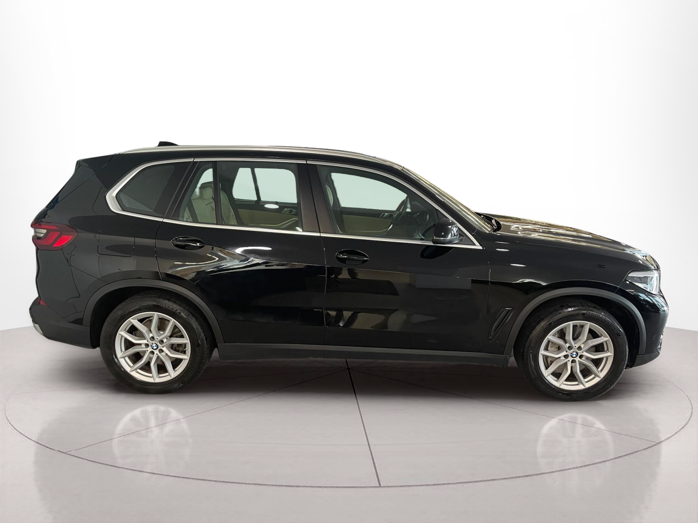 Fotos de BMW X5 xDrive45e color Negro. Año 2021. 290KW(394CV). Elétrico / Gasolina Híbrido. En concesionario Santogal Carnaxide de Oeiras