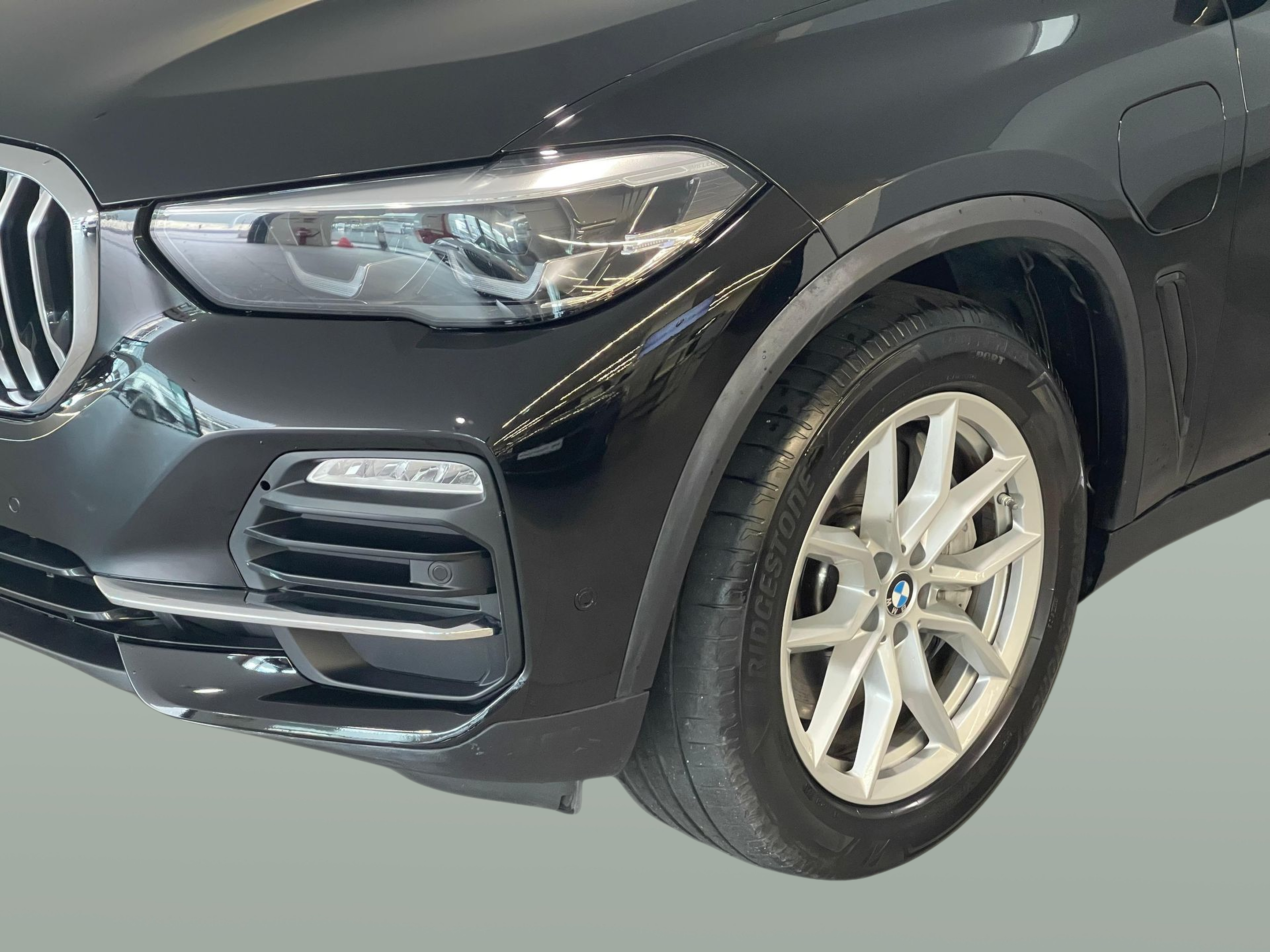 BMW X5 xDrive45e color Negro. Año 2021. 290KW(394CV). Elétrico / Gasolina Híbrido. En concesionario Santogal Carnaxide de Oeiras