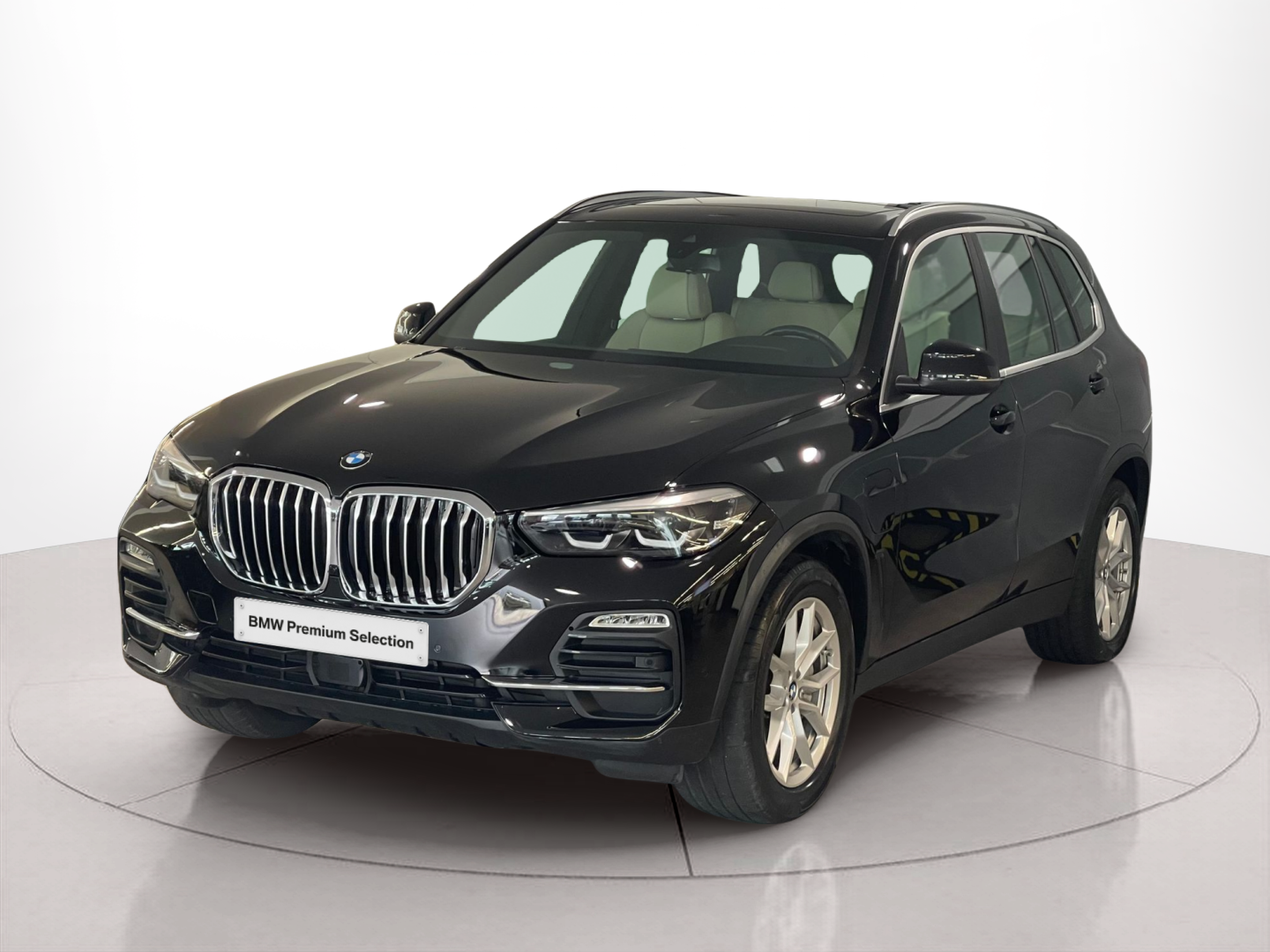 Fotos de BMW X5 xDrive45e color Negro. Año 2021. 290KW(394CV). Elétrico / Gasolina Híbrido. En concesionario Santogal Carnaxide de Oeiras