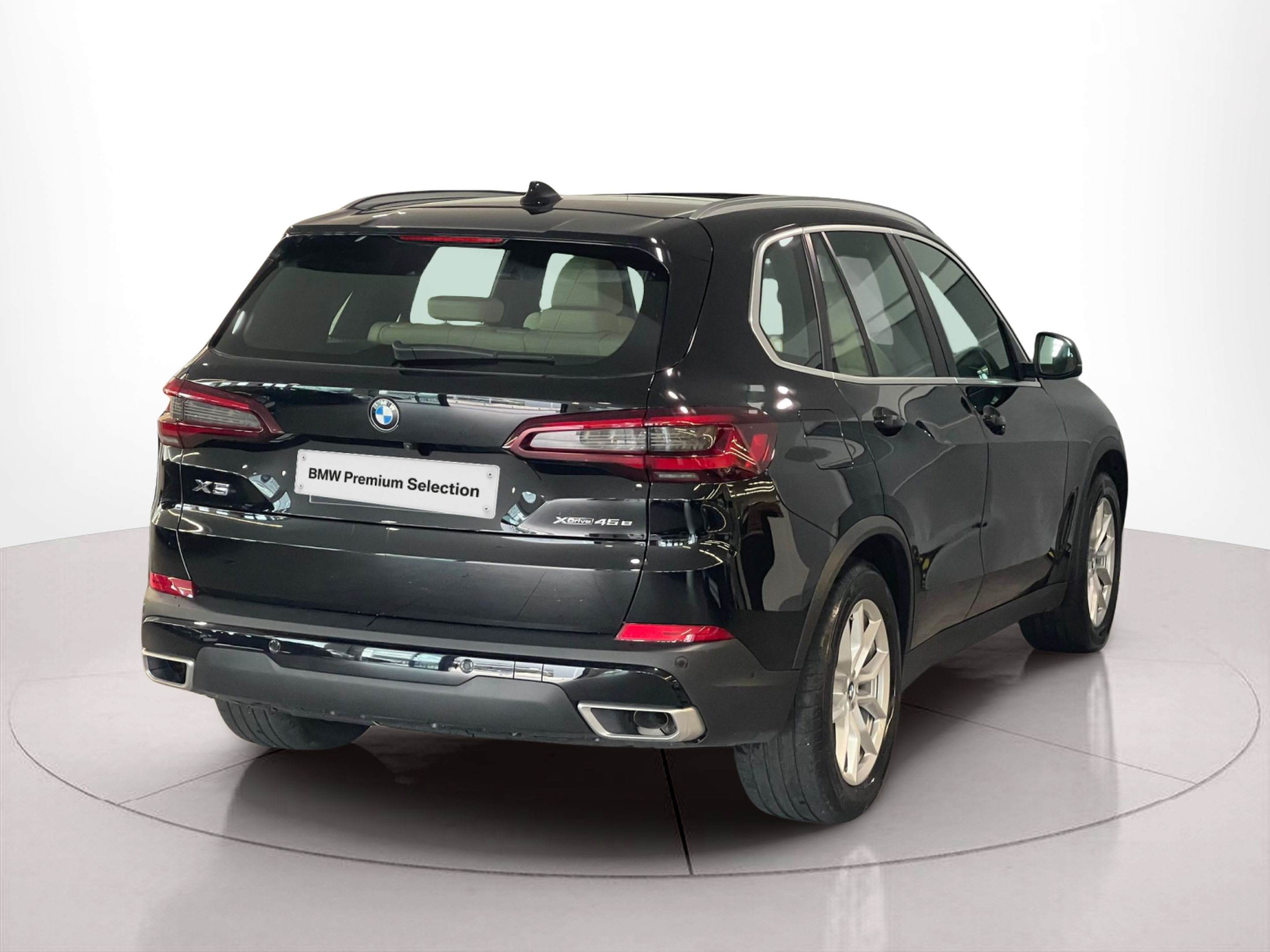 BMW X5 xDrive45e color Negro. Año 2021. 290KW(394CV). Elétrico / Gasolina Híbrido. En concesionario Santogal Carnaxide de Oeiras