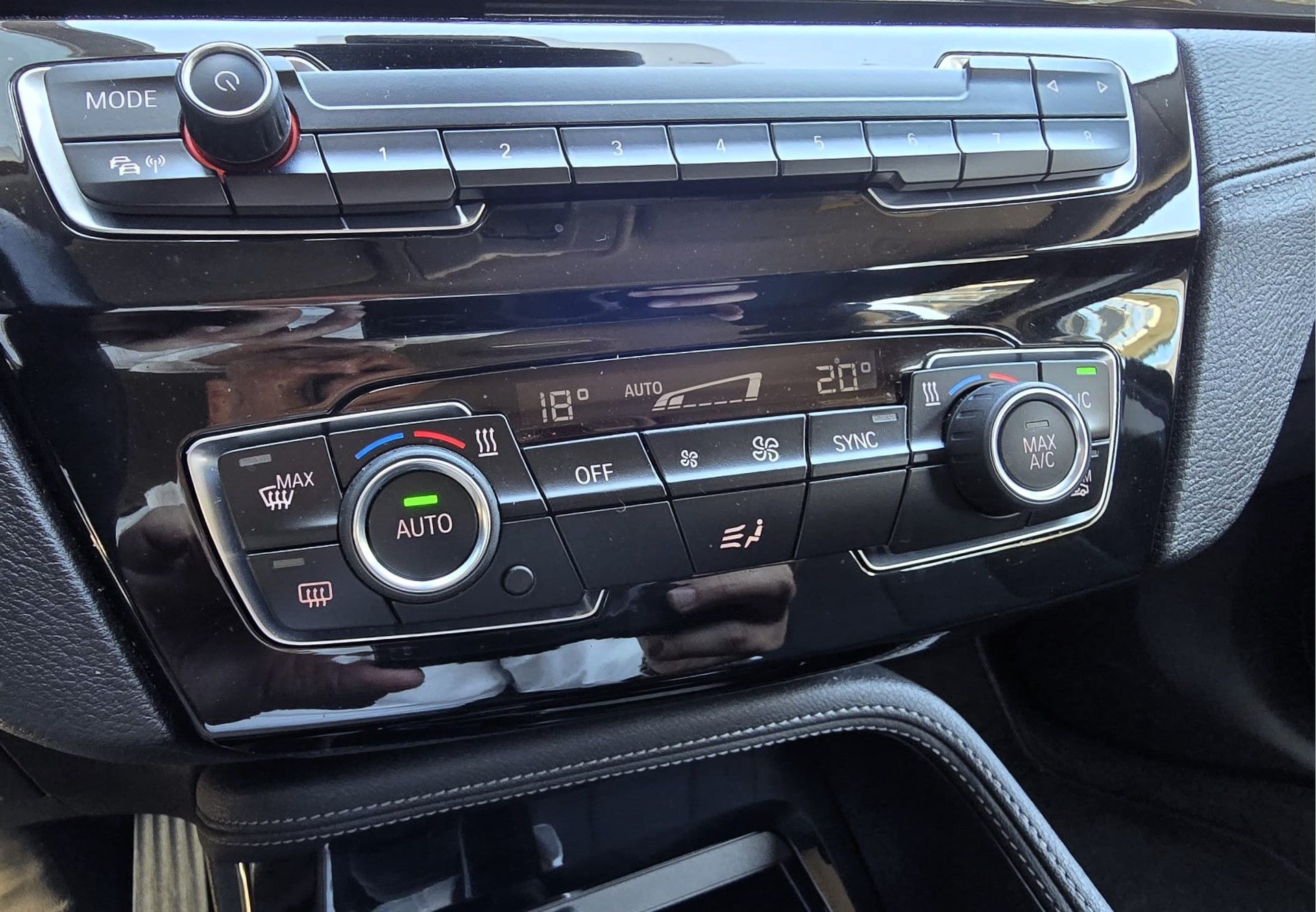 BMW X2 sDrive16d color Negro. Año 2020. 85KW(116CV). Diesel. En concesionario Santogal Oeiras de Oeiras