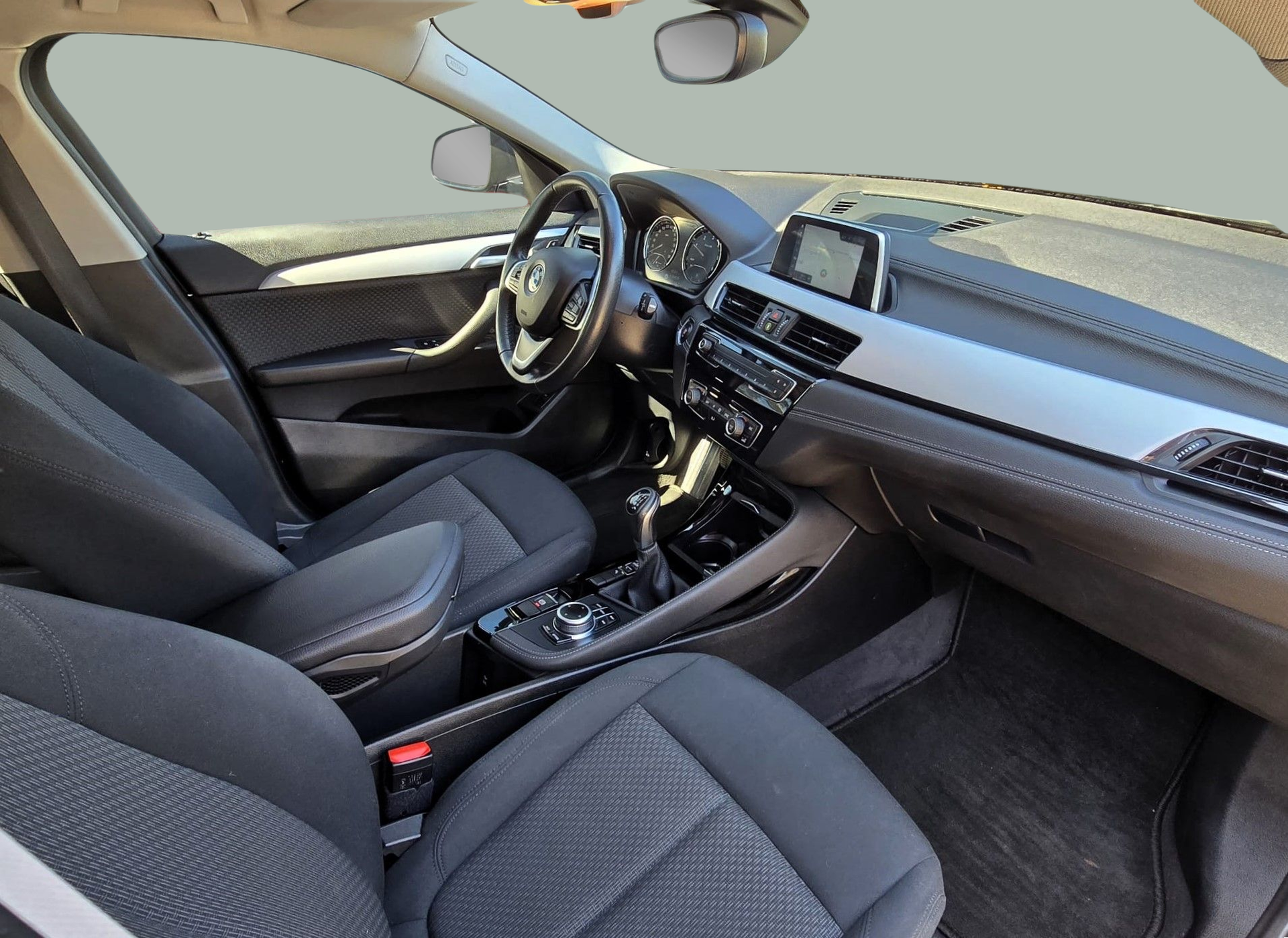 BMW X2 sDrive16d color Negro. Año 2020. 85KW(116CV). Diesel. En concesionario Santogal Oeiras de Oeiras