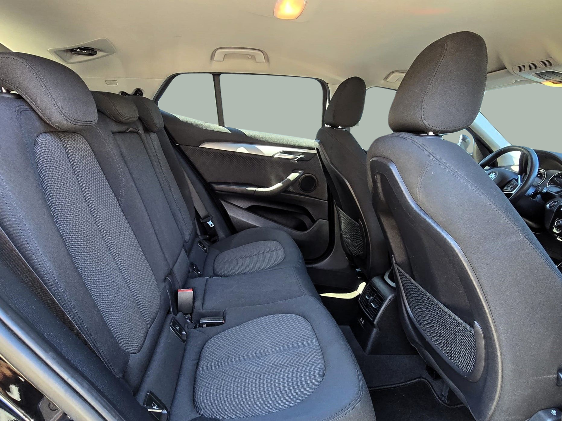 BMW X2 sDrive16d color Negro. Año 2020. 85KW(116CV). Diesel. En concesionario Santogal Oeiras de Oeiras
