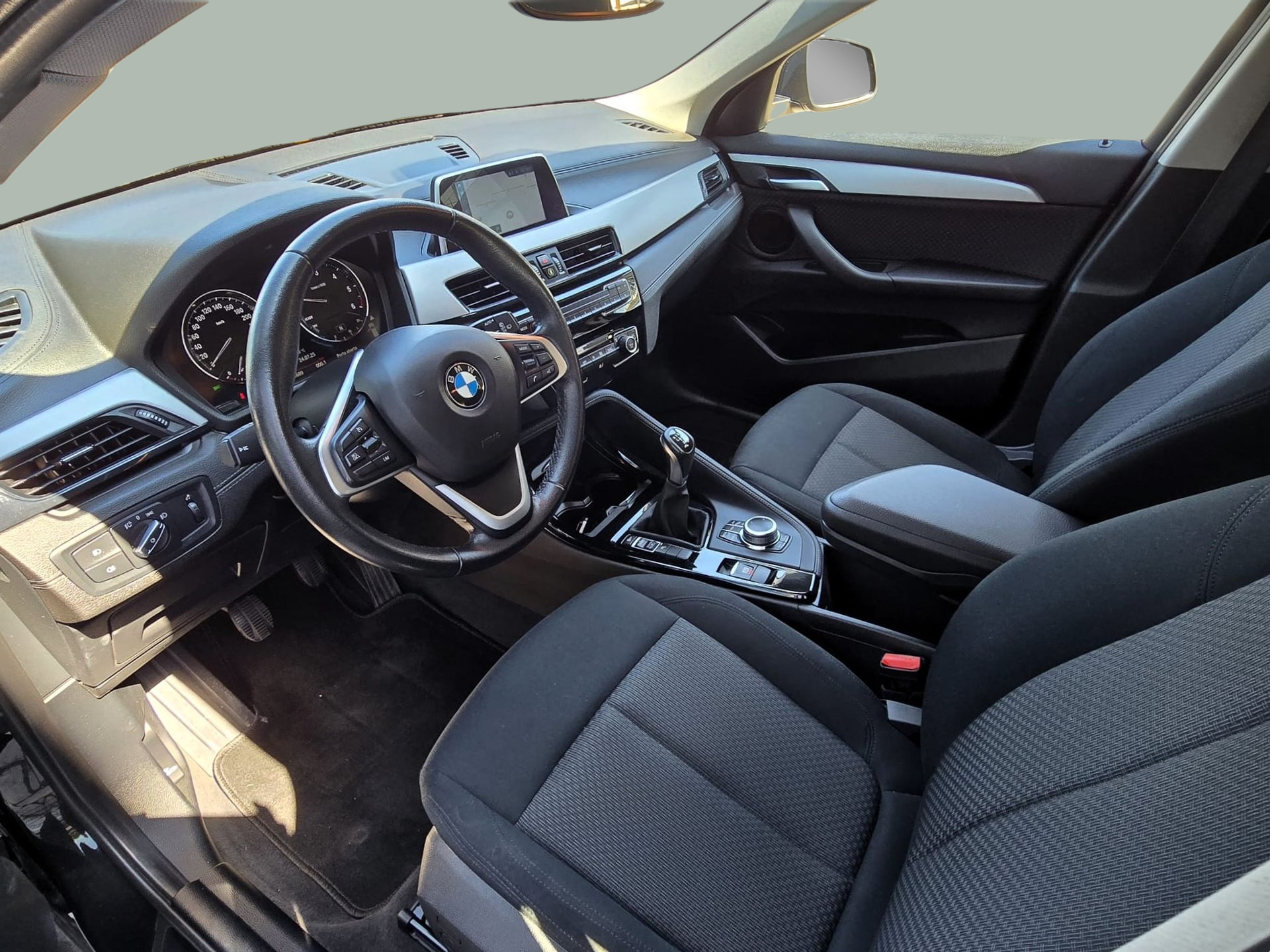 BMW X2 sDrive16d color Negro. Año 2020. 85KW(116CV). Diesel. En concesionario Santogal Oeiras de Oeiras