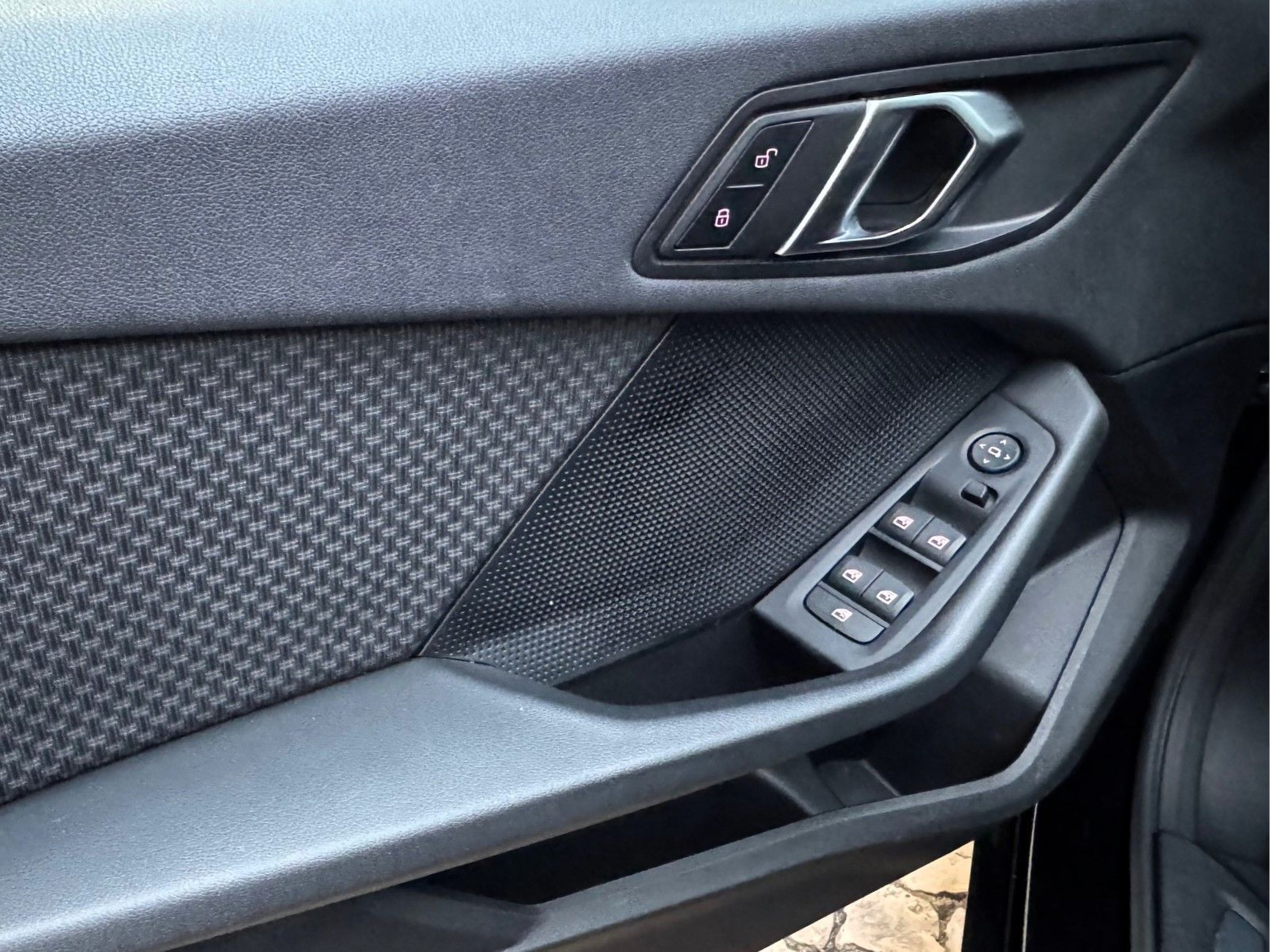 BMW Série 1 116d color Negro. Año 2020. 85KW(116CV). Diesel. En concesionario Santogal Oeiras de Oeiras