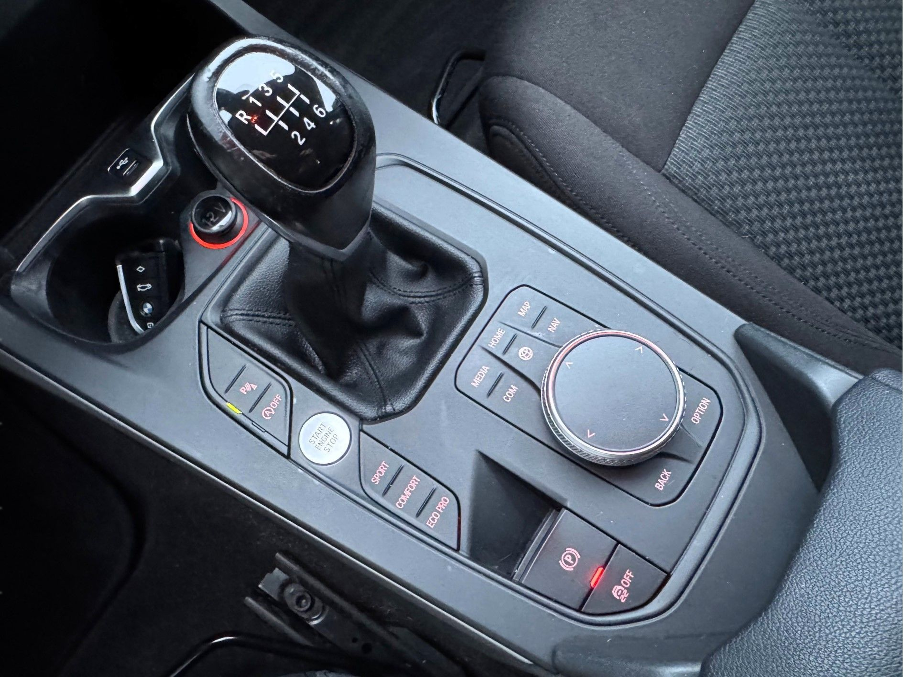 BMW Série 1 116d color Negro. Año 2020. 85KW(116CV). Diesel. En concesionario Santogal Oeiras de Oeiras