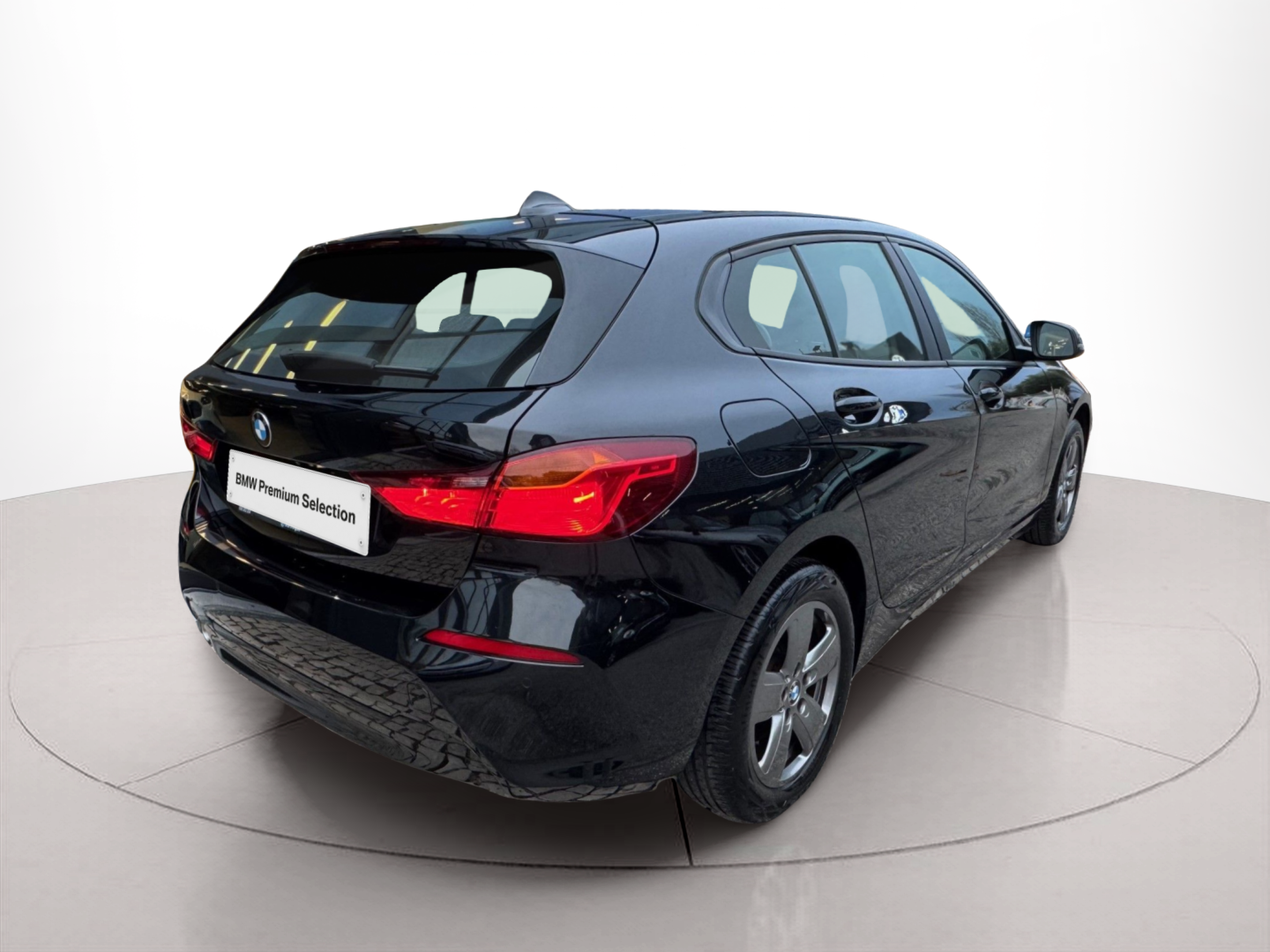 BMW Série 1 116d color Negro. Año 2020. 85KW(116CV). Diesel. En concesionario Santogal Oeiras de Oeiras